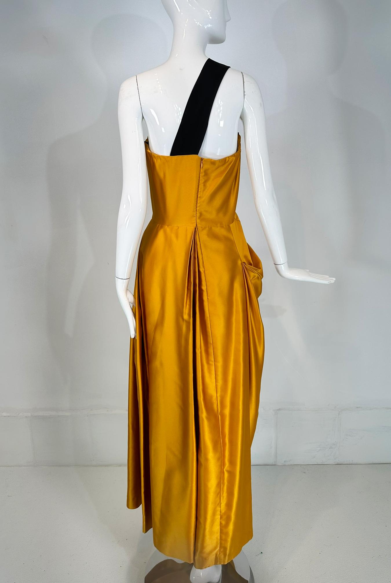 Dries van Noten Vestido de noche con un hombro de seda Marigold SS 2009 Look 53 en venta 3