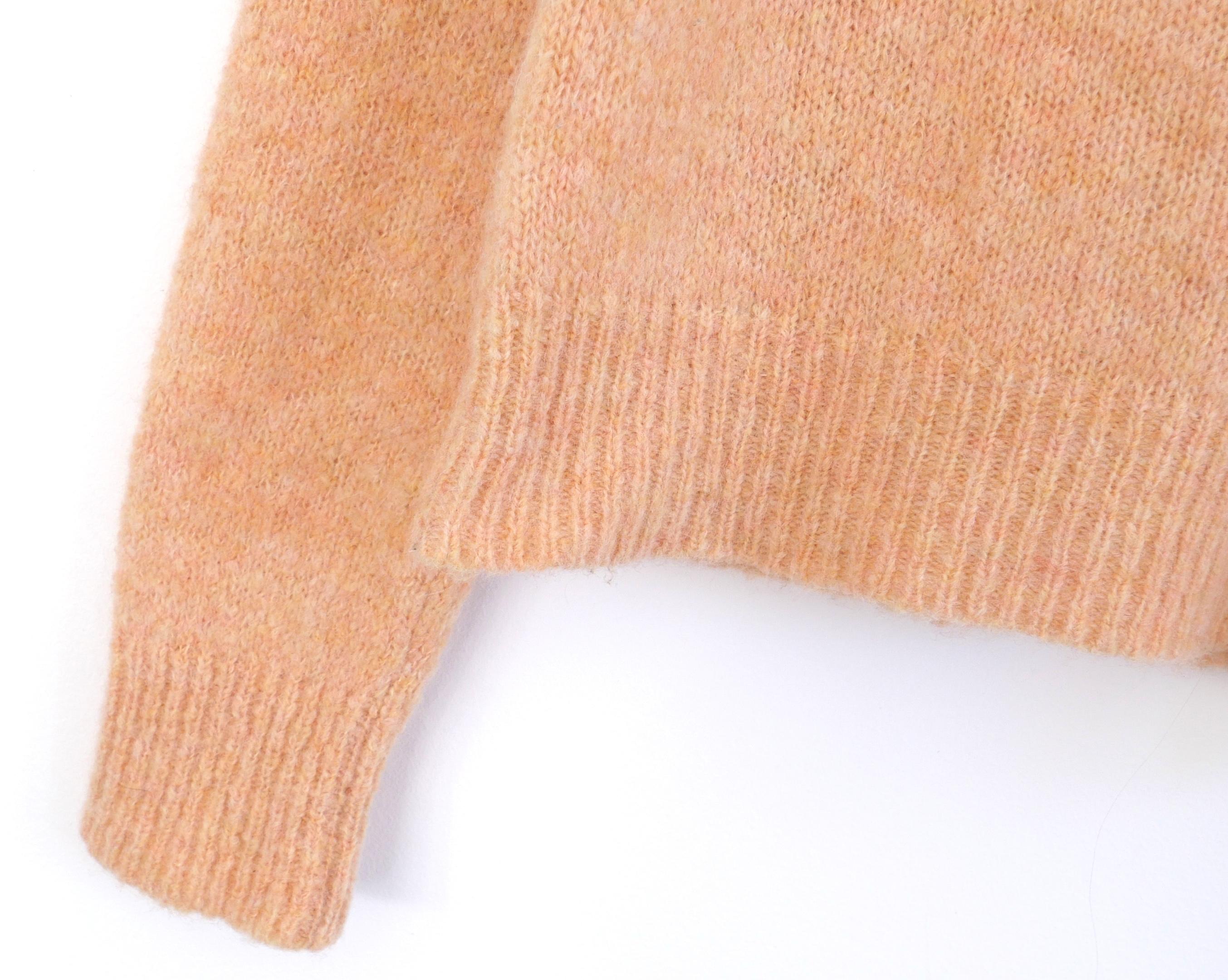 Maglione Dries van Noten Melbourne in color pesca. Comprato per 490 dollari e nuovo con etichette. Realizzata in morbidissimo misto alpaca (60%), presenta tradizionali bordi a costine sul girocollo, sui polsini e sull'orlo. Nuovo con etichetta.