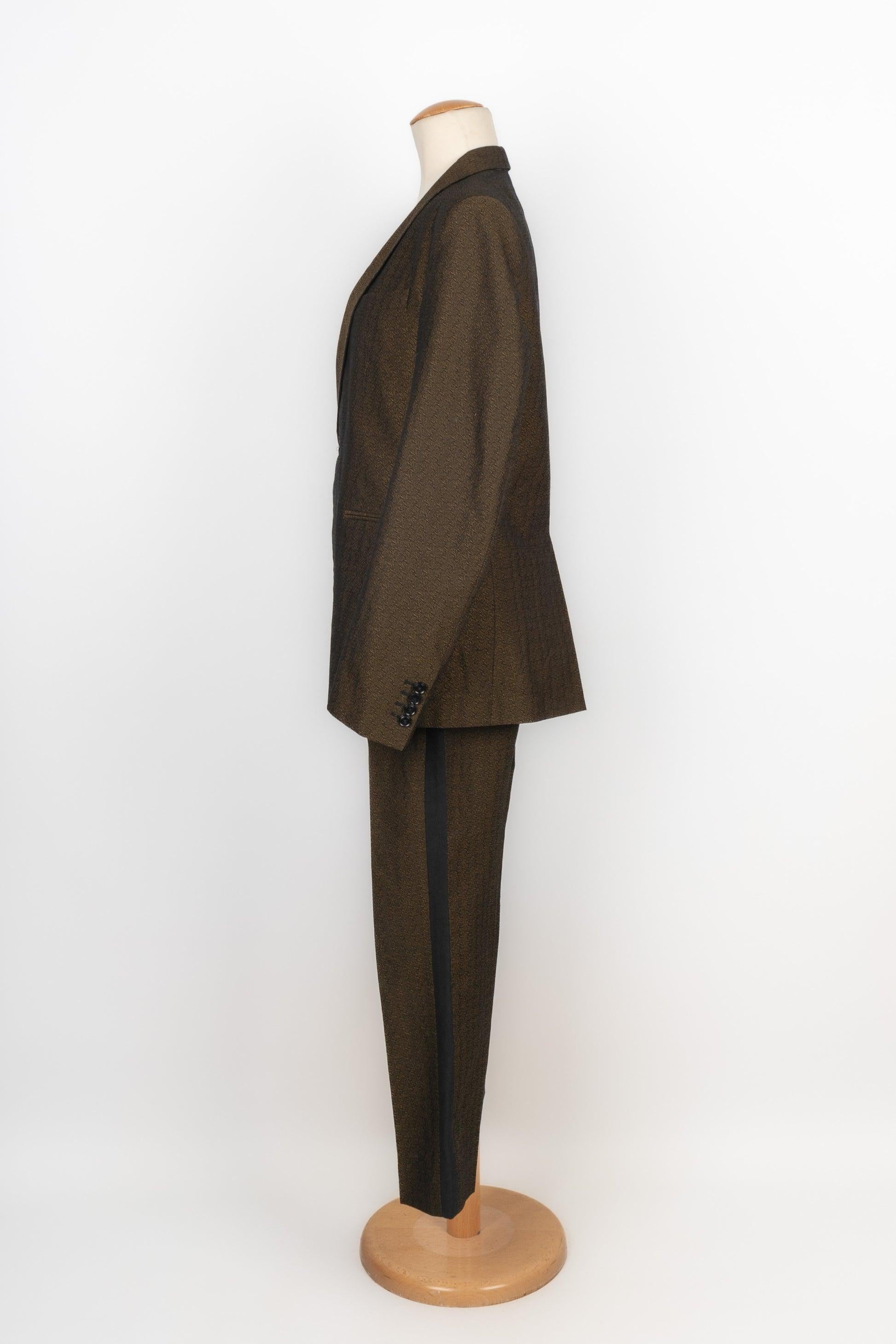 Dries Van Noten - Golden-tone suit composed of a jacket and trousers. Sizes indicated: jacket 48FR // trousers 46FR.

Additional information:
Condition: Very good condition
Dimensions: Jacket: Shoulder width: 40 cm - Chest: 45 cm - Sleeve length: 64