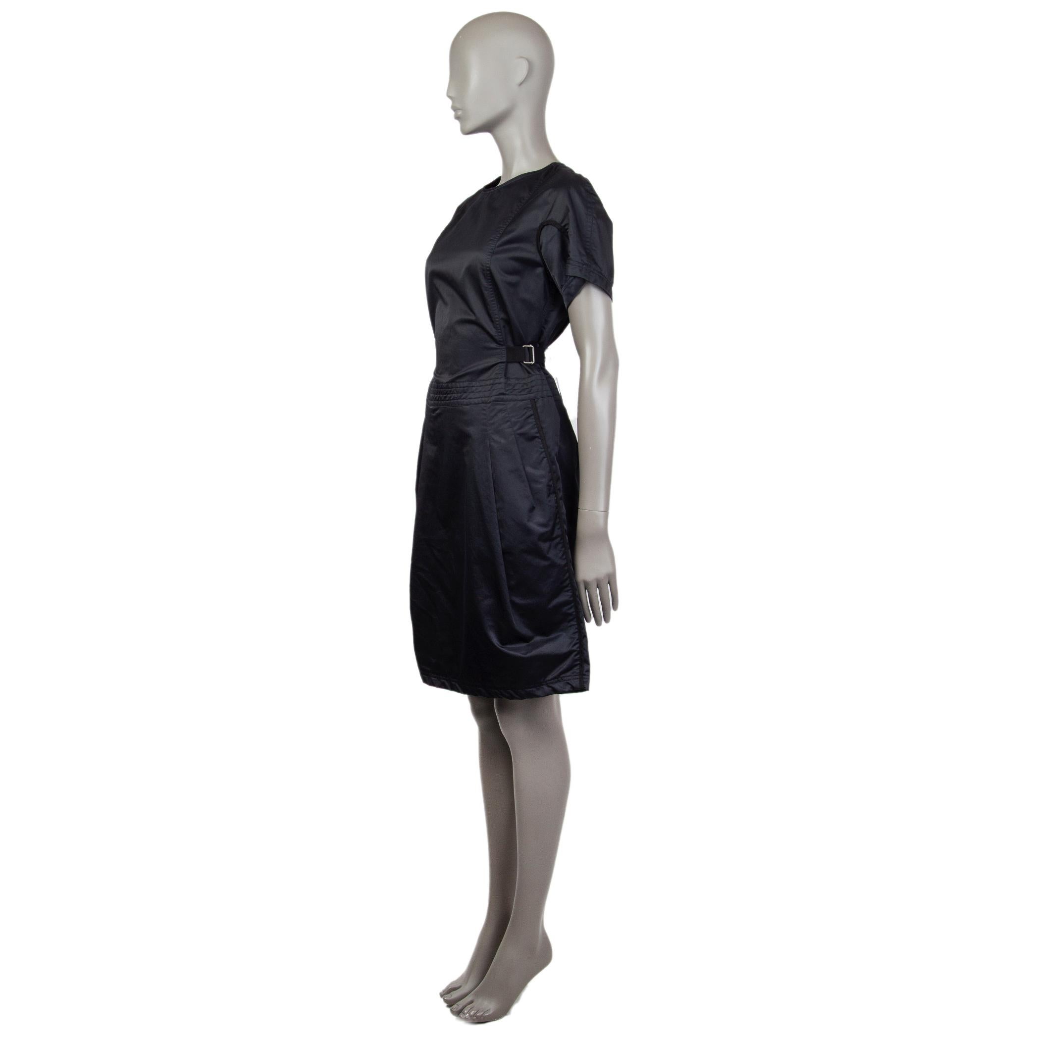 100% authentic Dries van Noten short-sleeve dress in midnight blue fabric. With black piping, crew neck, two slit pockets on the side, pleated skirt, and two attached cinching belts on the sides. Closes with silver-tone zipper on the shoulder.