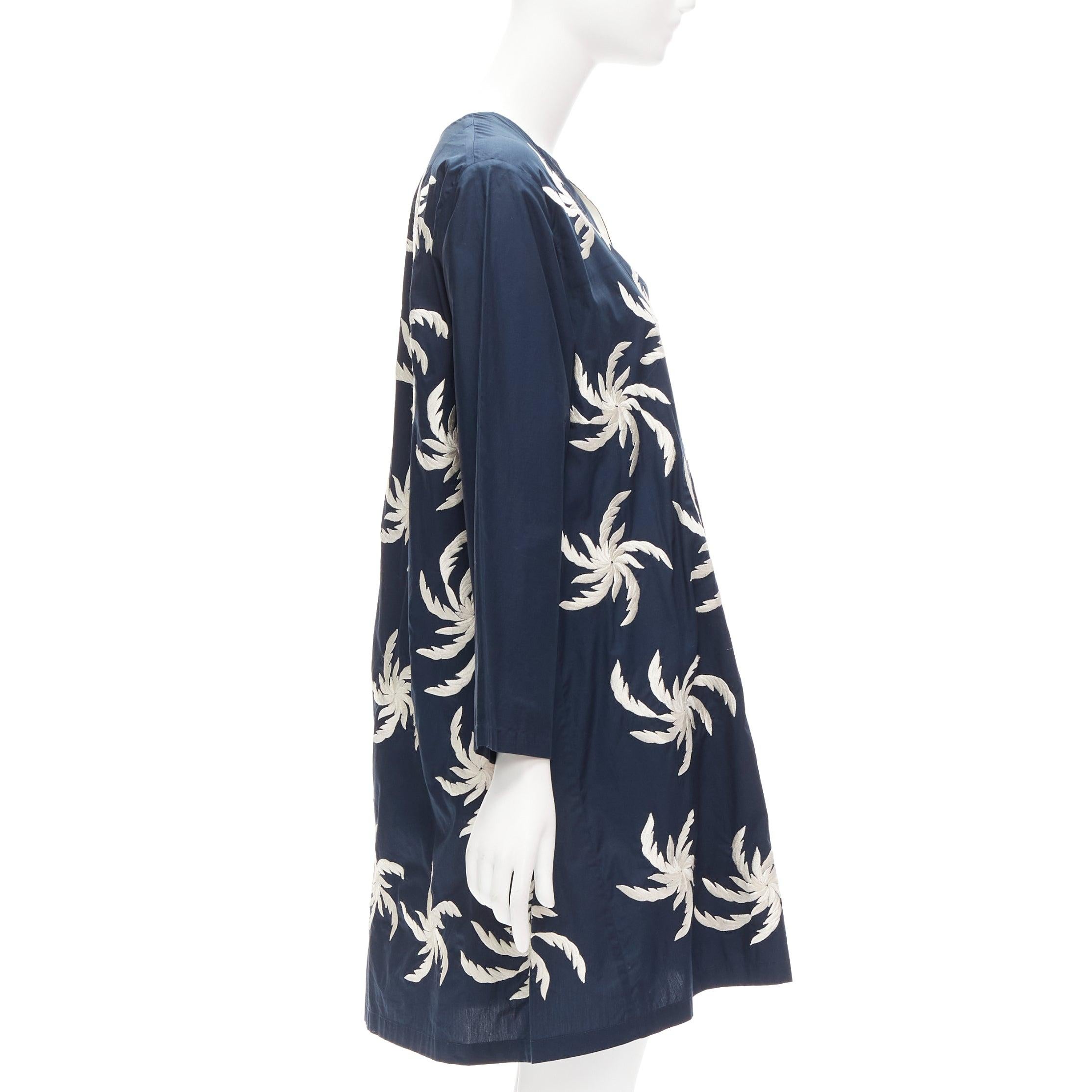DRIES VAN NOTEN marineblaues, weißes, kastenförmiges Kleid aus 100 % Baumwolle mit Blumenstickerei XS Damen im Angebot