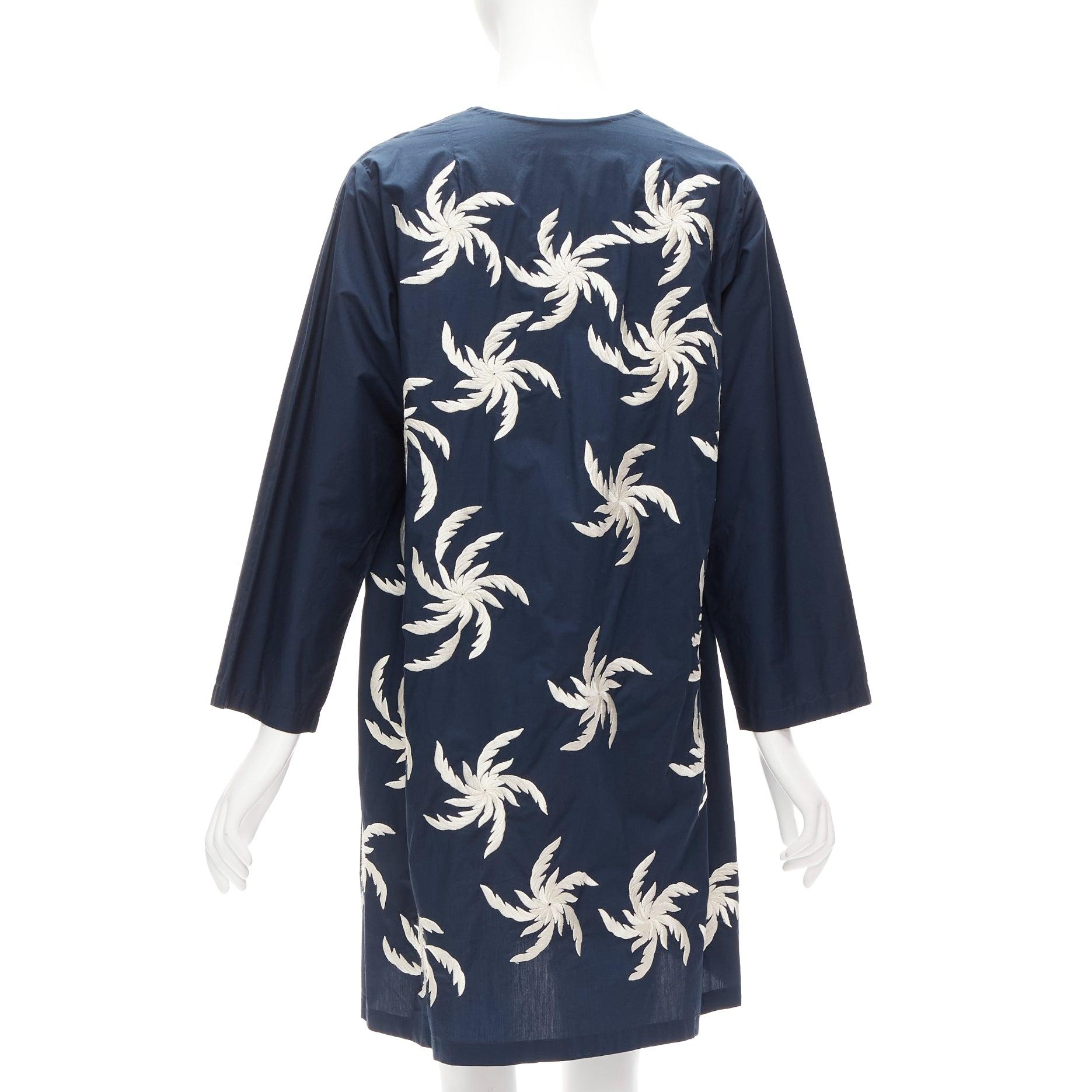 DRIES VAN NOTEN marineblaues, weißes, kastenförmiges Kleid aus 100 % Baumwolle mit Blumenstickerei XS im Angebot 1