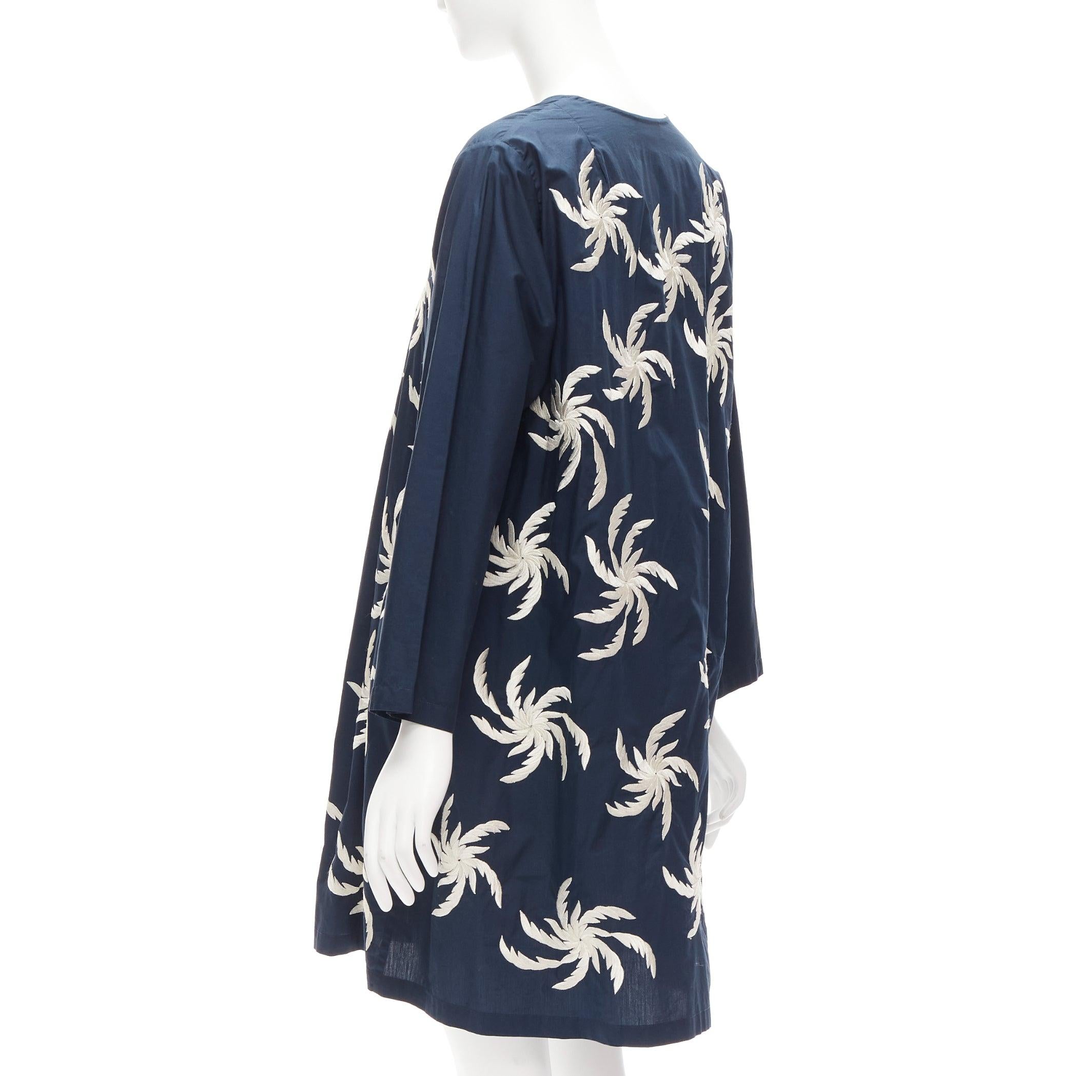 DRIES VAN NOTEN marineblaues, weißes, kastenförmiges Kleid aus 100 % Baumwolle mit Blumenstickerei XS im Angebot 2