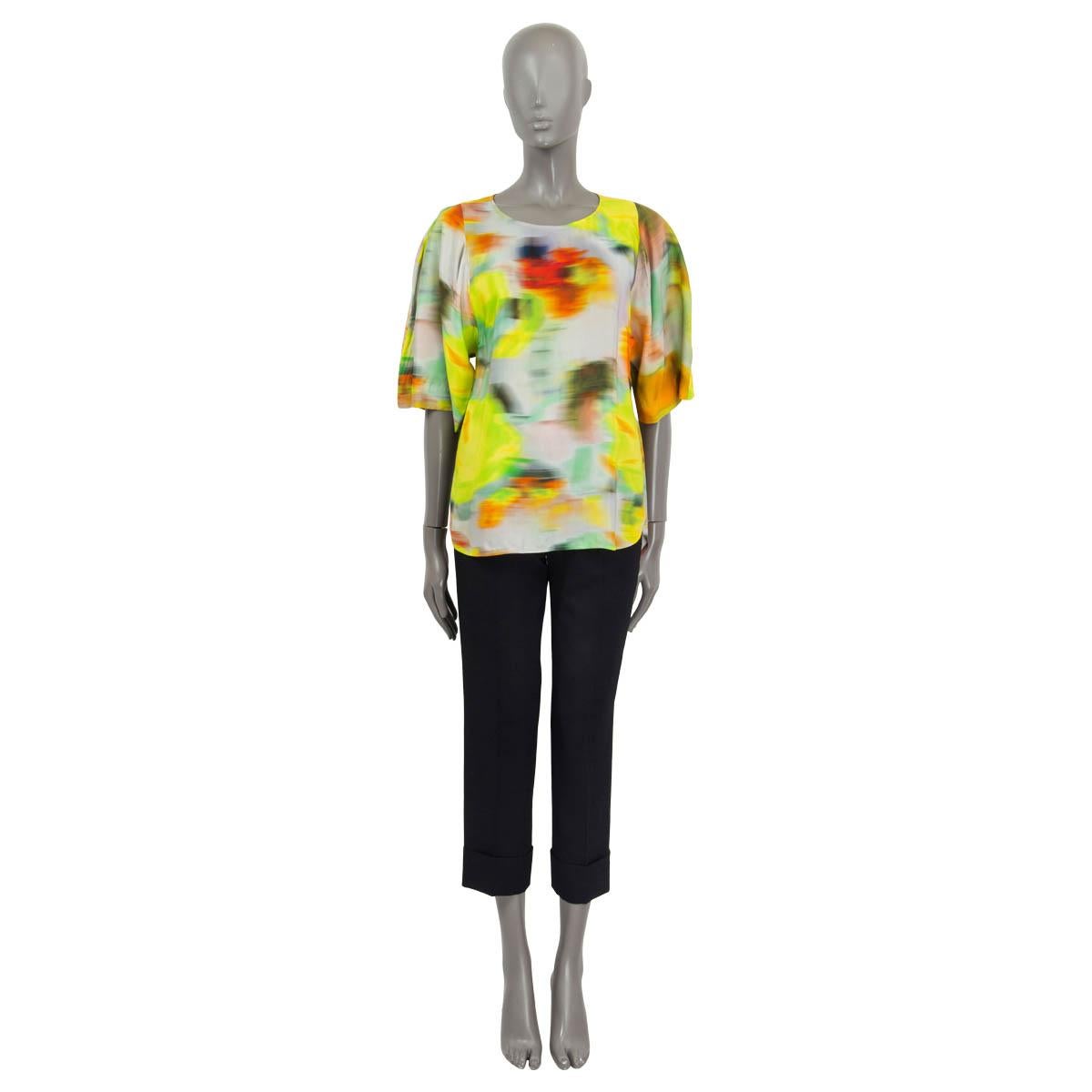 100% authentic Dries Van Noten blurry printed short sleeve blouse in neon yellow, green, gray, red, blue and orange viscose (100%). Opens with a button on the back. Unlined. Has been worn and is in excellent condition.

2022