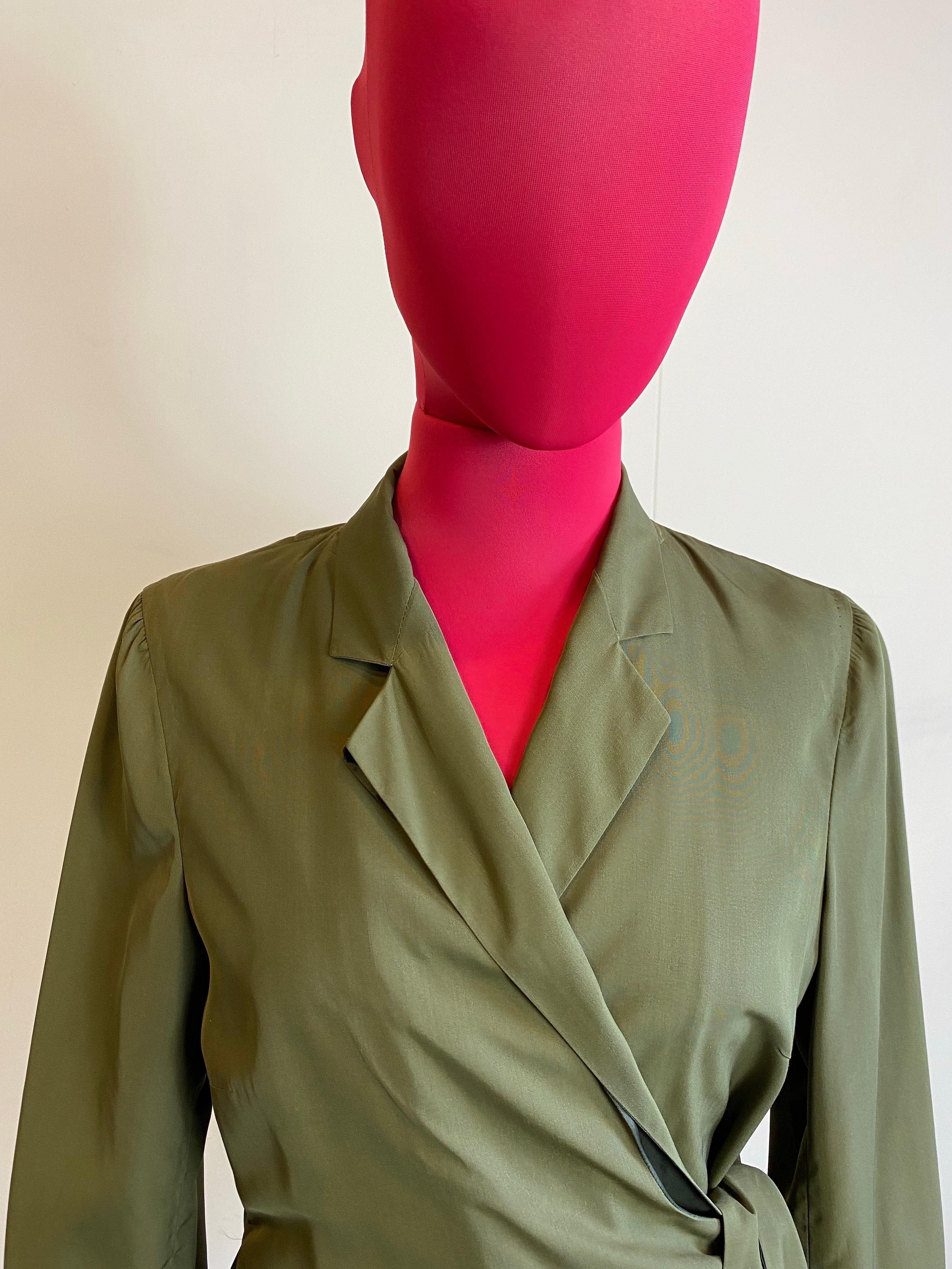 Giacca Dries Van Noten.
In 100% seta. Chiusura a portafoglio.
Taglia 38 francese che corrisponde a una 42 italiana
Spalle 42 cm
Busto 46 cm
Lunghezza 64 cm
Manica 50 cm
Ottime condizioni generali, presenta alcuni segni come mostrato nella foto e