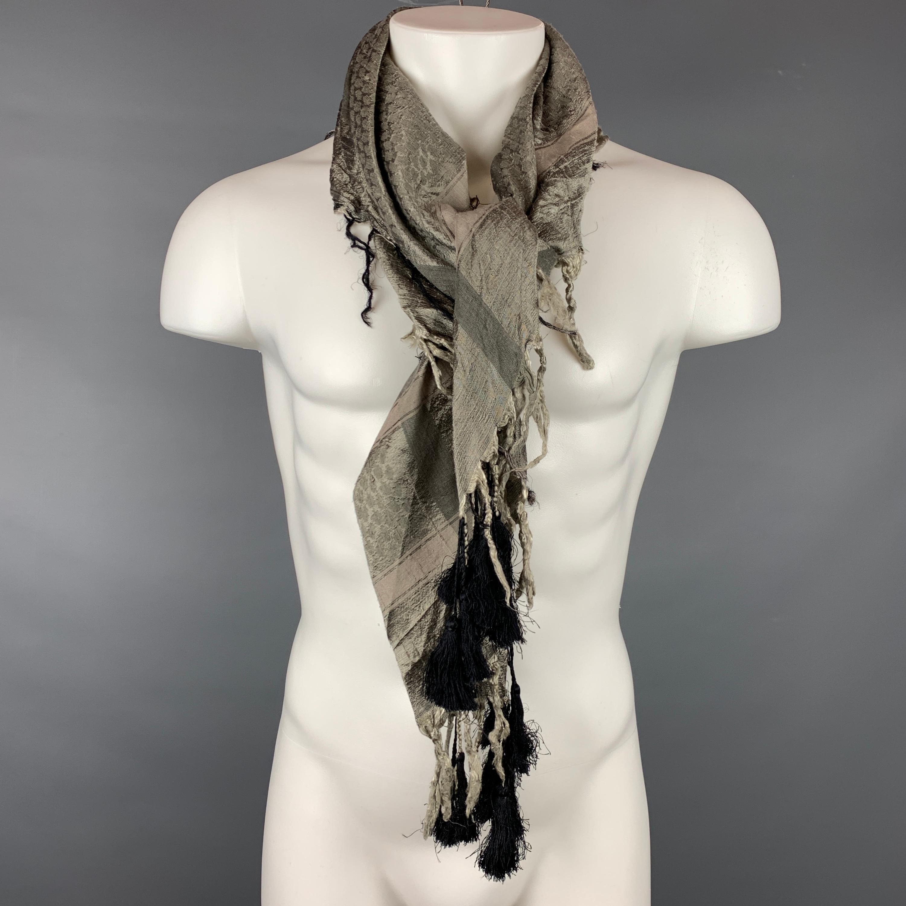Der Schal von DRIES VAN NOTEN ist aus olivgrüner und taupefarbener Jacquard-Seide gefertigt und mit einer Quaste verziert. 

Sehr guter gebrauchter Zustand.

Abmessungen:

36 in. x 42 in. 