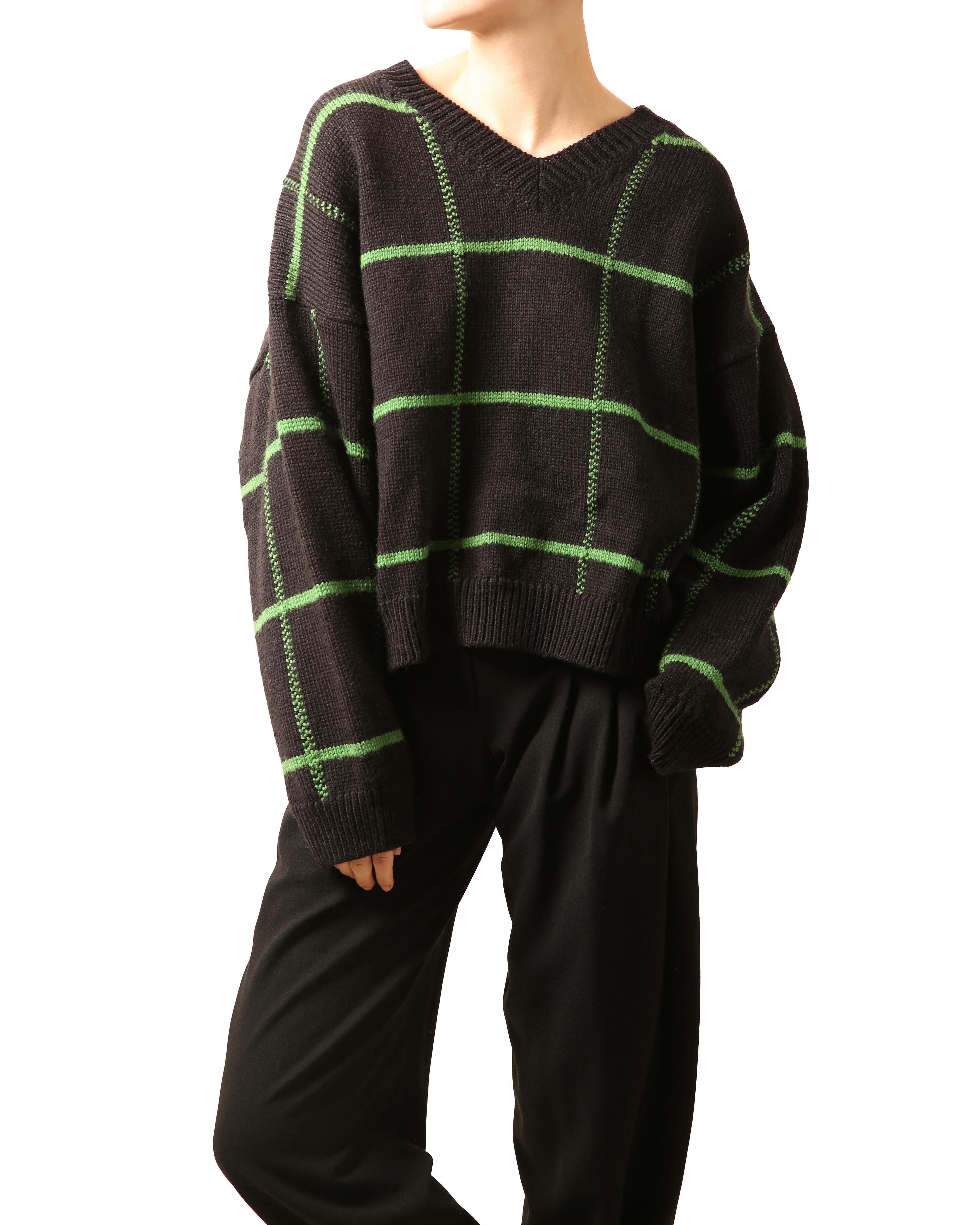 Dries Van Noten oversized knit slouch sweater
Black with green windowpane check style print
V neck
Ribbed neckline, cuffs and hem

Composition:
100% wool

Size:
Large - but will also work for a XS-S-M depending on the desired fit (Please refer to