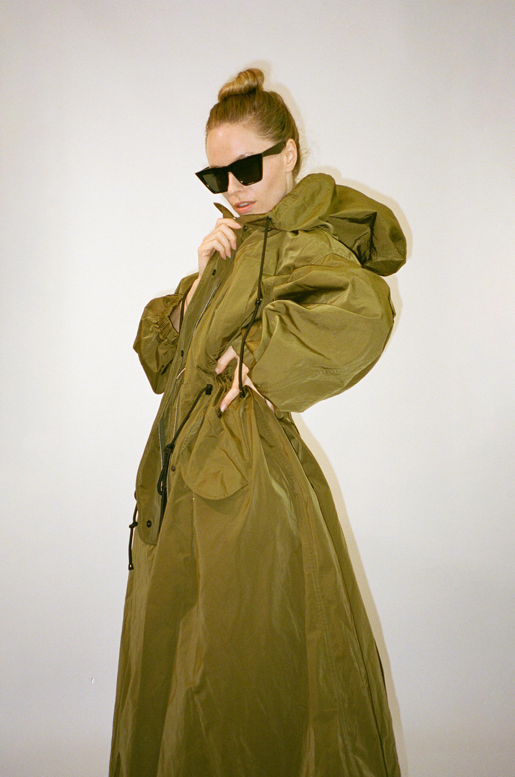 Incredible oversized khaki parka by Dries Van Noten <3

This chic ankle-length parka works for all genders. It is made from nylon and has such an amazing silhouette - It features an oversized fit, large hood, raglan sleeves, drawstrings at the