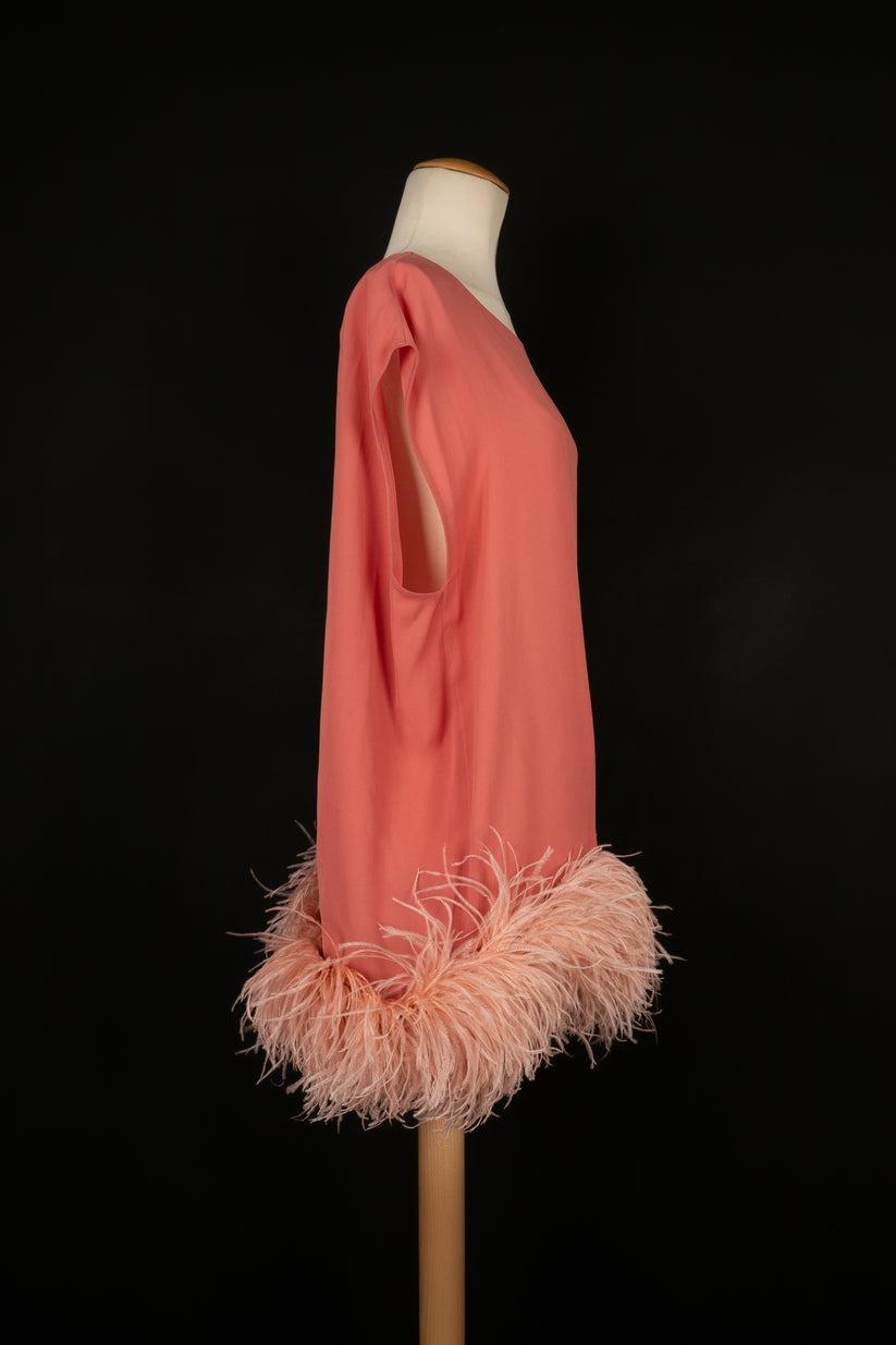 DRIES VAN NOTEN - (Made in Italy) Pink top edged with feathers. Size 40FR.

Additional information:
Condition: Very good condition
Dimensions: Chest: 56 cm - Length: 75 cm

Seller Reference: FH82