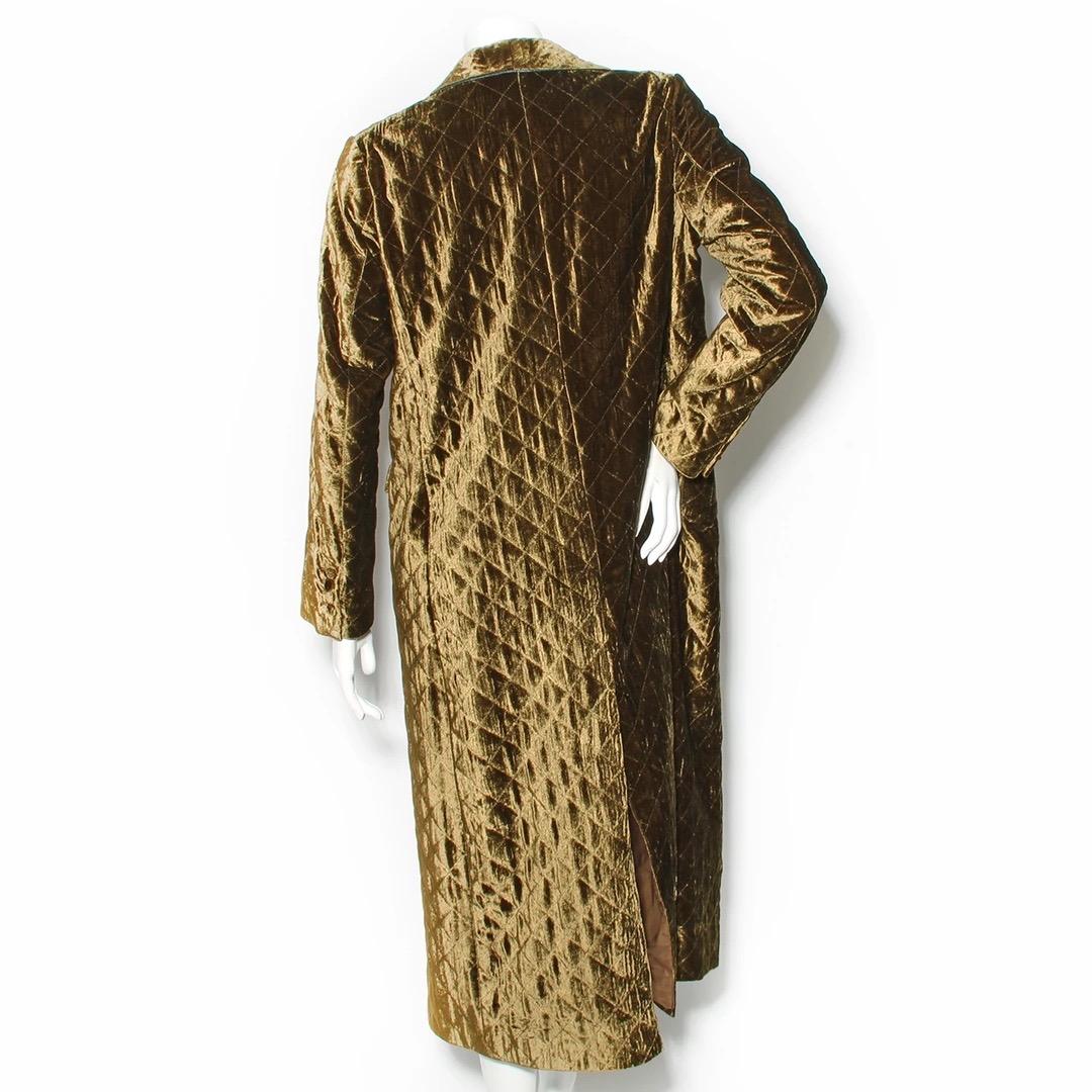 Dries Van Noten - Cappotto con spolverino 
Prodotto in Marocco 
Velluto verde metallizzato 
Struttura del punto quilt 
Collo a scialle 
Petto singolo con chiusura a un bottone in vita 
Due tasche con patta 
Quattro bottoni ricoperti di velluto su