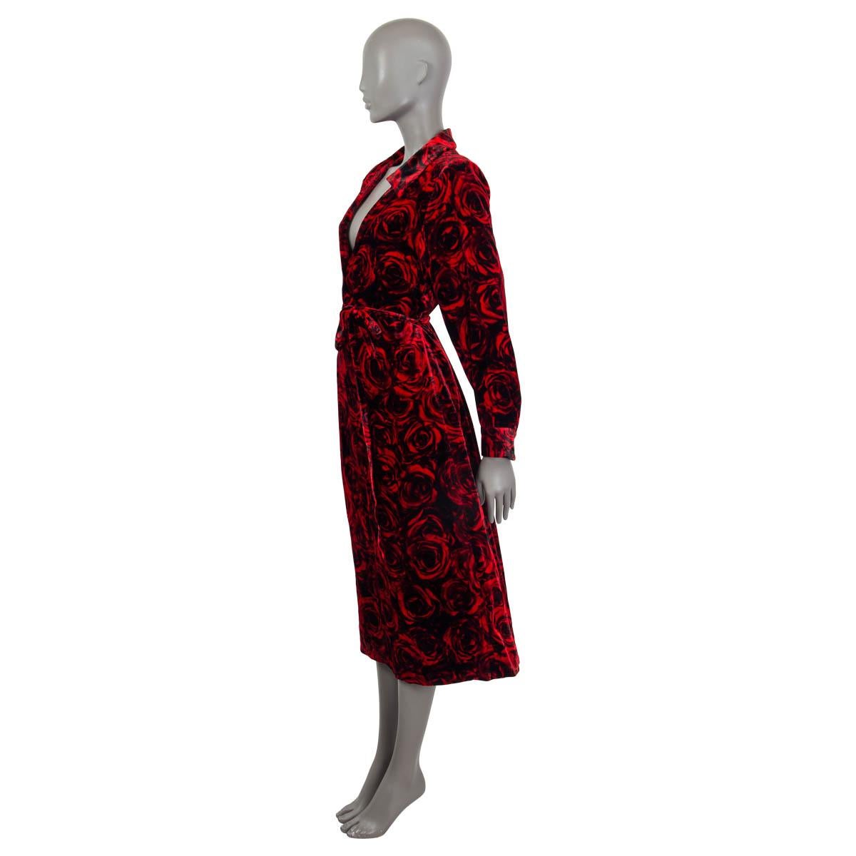 100% authentic Dries Van Noten Fall '21 belted midi dress in red and black rose printed plush velvet in viscose (62%) and silk (18%). The dress features long sleeves, a low neckline and padded shoulders. Has been worn and is in excellent condition.