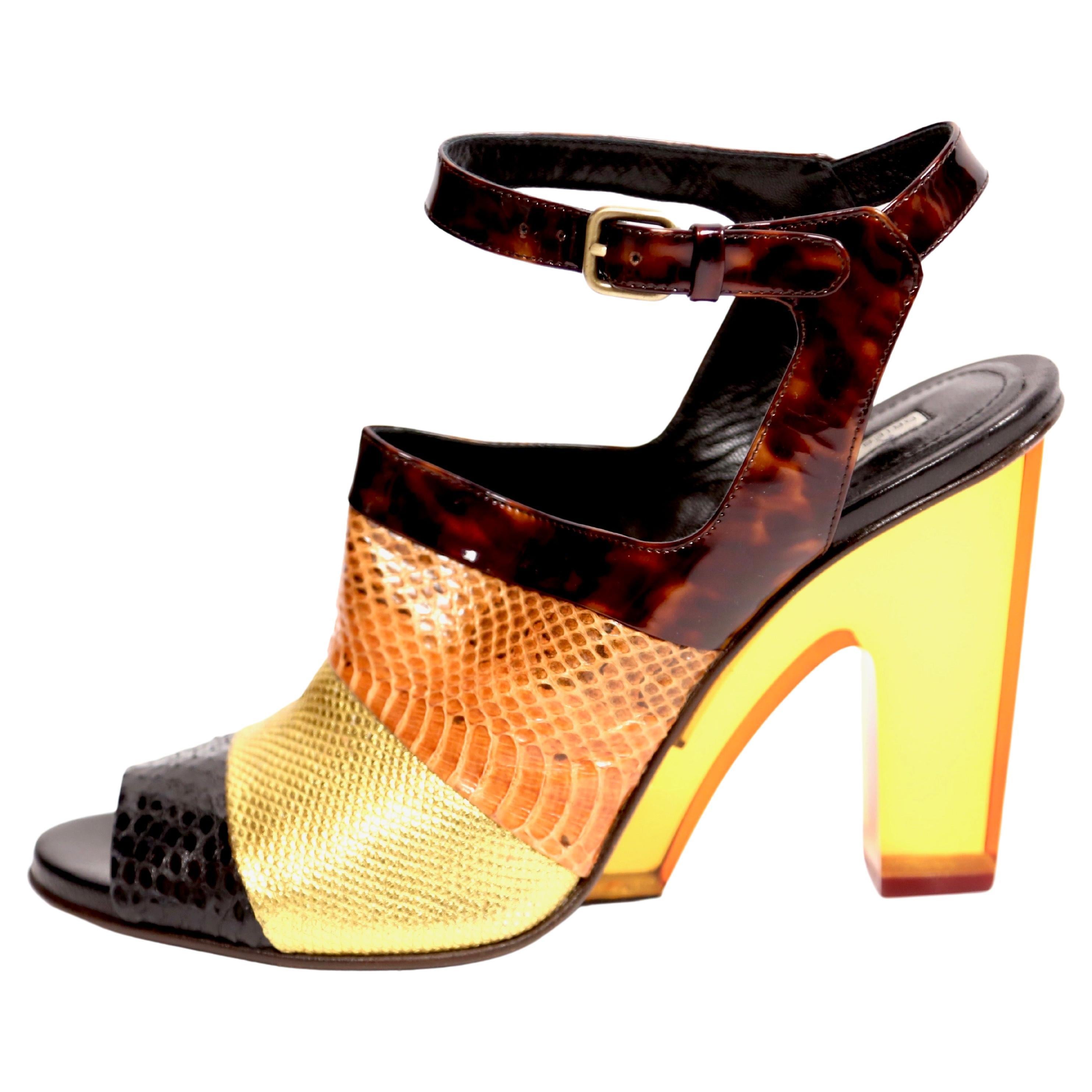 Superbes et très rares chaussures en cuir reptile avec talons en lucite ambrée conçues par Dries Van Noten datant de l'automne 2011 exactement comme vu sur le défilé. Bien qu'ils aient été vus sur le défilé d'automne portés avec des chaussettes de