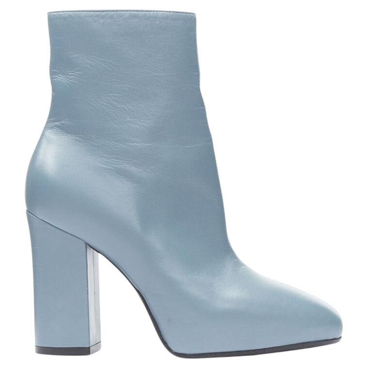 DRIES VAN NOTEN Stivaletto con tacco a blocco stampato a rose blu ardesia EU36
Riferimento: TGAS/B01300
Marchio: Dries Van Noten
Collezione: Passerella
Materiale: Pelle
Colore: blu
Modello: Floreale
Chiusura: zip
Fodera:  Pelle
Dettagli extra: