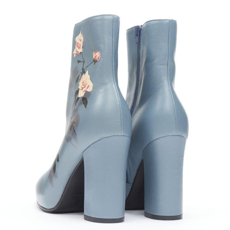 Grigio DRIES VAN NOTEN Stivaletto con tacco a blocco stampato a rose blu ardesia EU36 in vendita