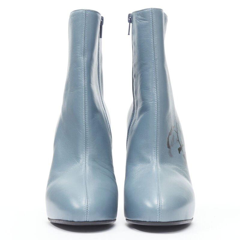 Donna DRIES VAN NOTEN Stivaletto con tacco a blocco stampato a rose blu ardesia EU36 in vendita