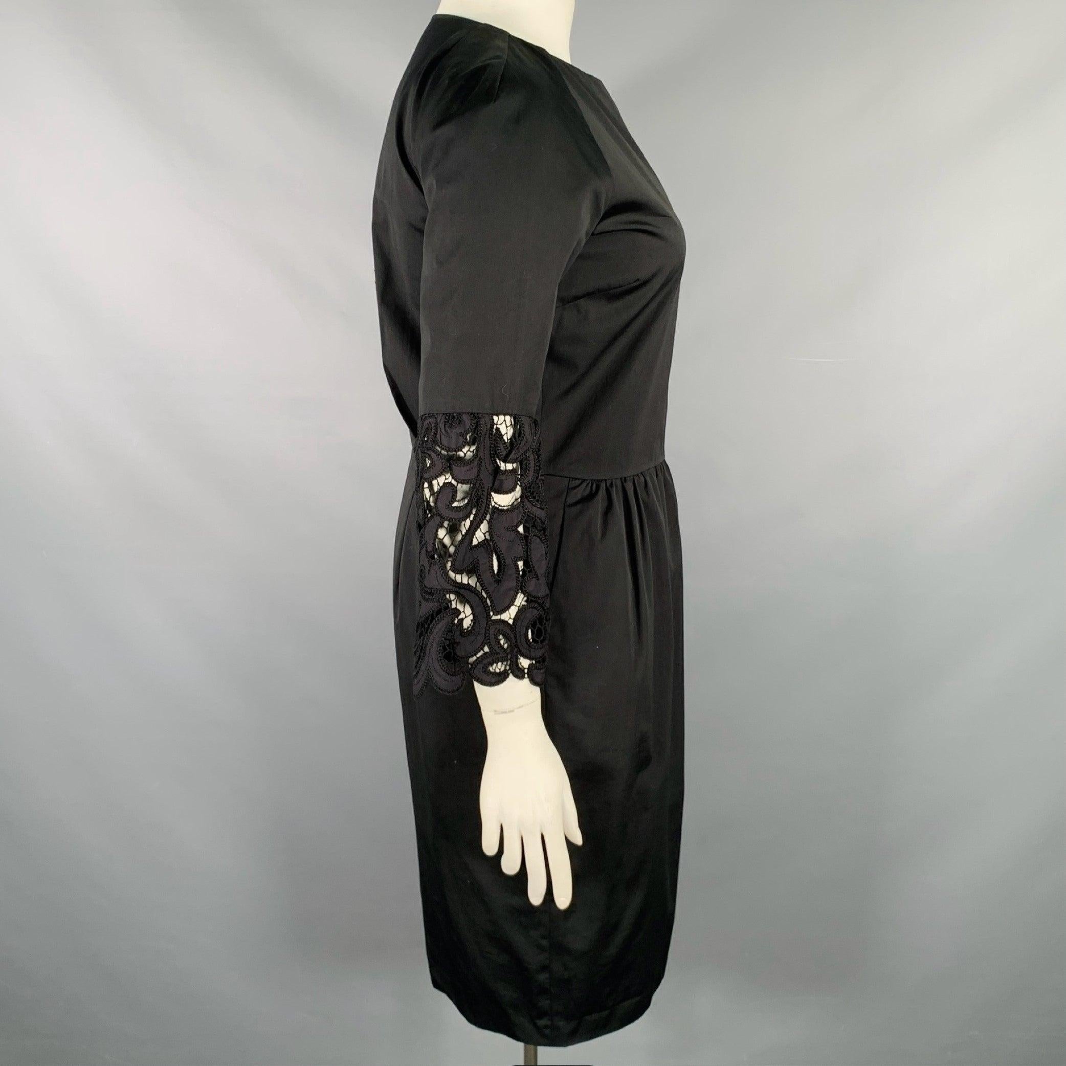 Robe DRIES VAN NOTEN
en coton noir, avec un col en V, une longueur au-dessous du genou, des manches 3/4 brodées de fleurs et une fermeture à glissière sur le côté. Fabriqué en Italie. Excellent état. 

Marqué :   42 

Mesures : 
 
Épaule : 18 pouces