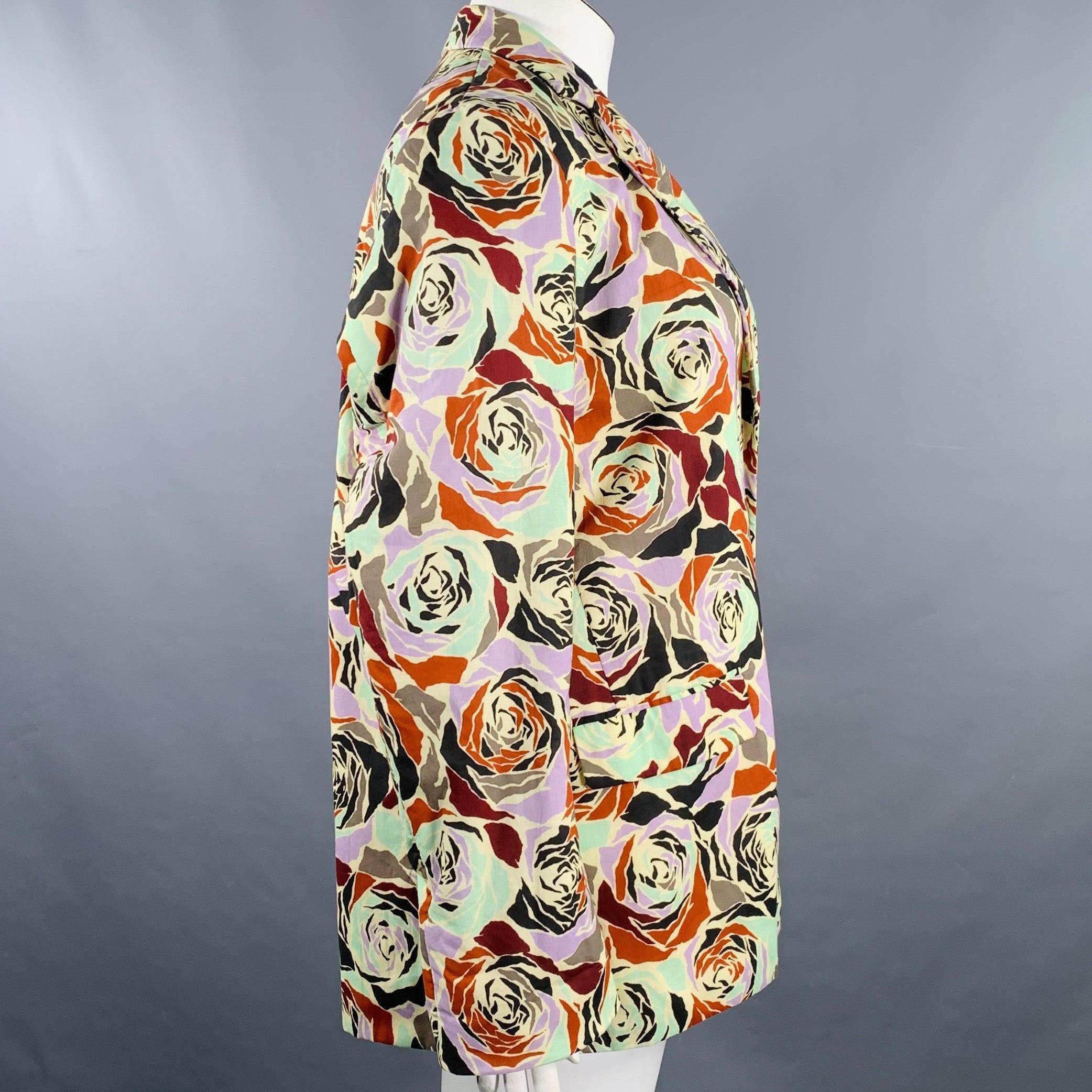 Americana DRIES VAN NOTEN
en un tejido de algodón multicolor con un vibrante estampado floral, solapa de muesca y cierre de doble botón. Fabricado en Bulgaria.Excelente estado de conservación. 

Marcado:   FR 44 

Medidas: 
 
Hombros 17,5 pulgadas
