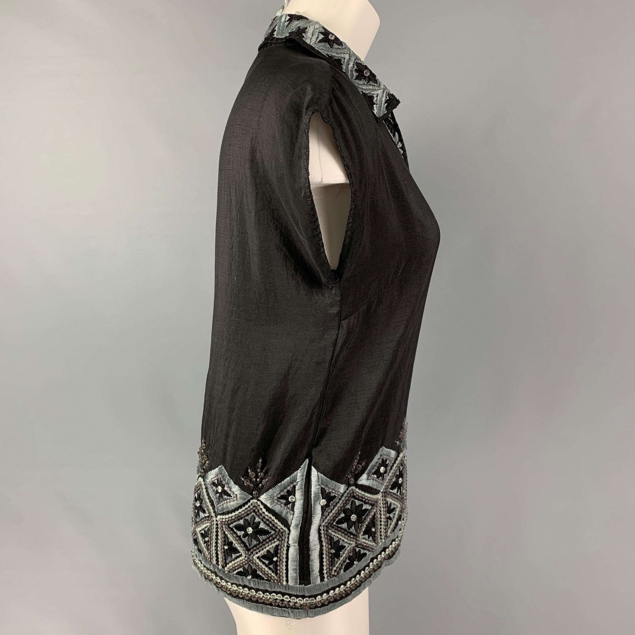La tunica senza maniche di DRIES VAN NOTEN è in seta nera e blu, con collo aperto a V e ricami di perline. Made in Belgium.Ottime condizioni di usato. Segni di usura minori. 

Contrassegnato:   36 

Misure: 
 
Spalla: 20 pollici Busto: 38 pollici