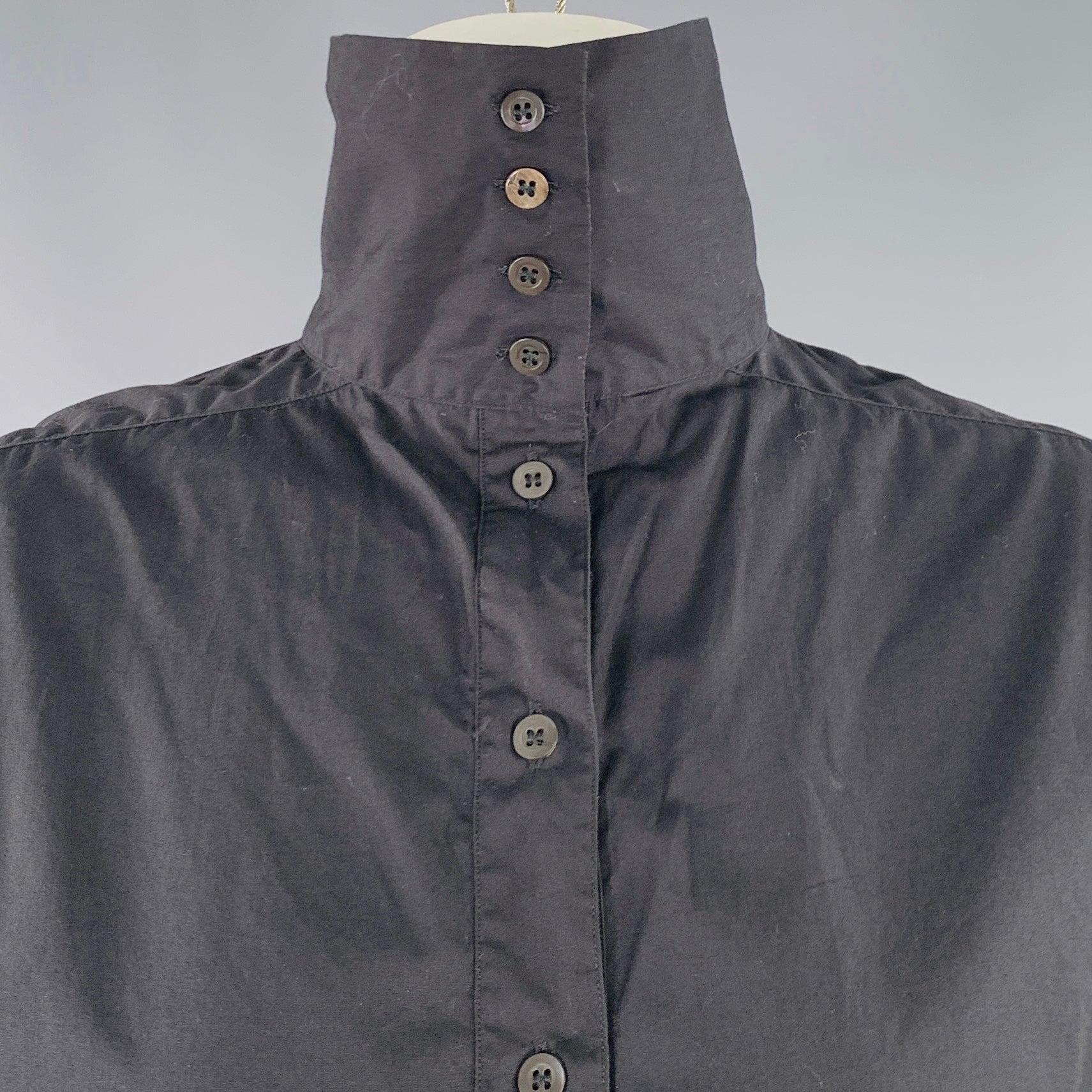 DRIES VAN NOTEN
Kleid aus schwarzem Baumwollgewebe mit Hemdblusenkleid, Minilänge und halber Knopfleiste, die sich bis zum Kragen hochknöpfen lässt. Made in Hungary Ausgezeichneter Pre-Owned Zustand. 

Markiert:   IT 36 

Abmessungen: 
 
Schultern:
