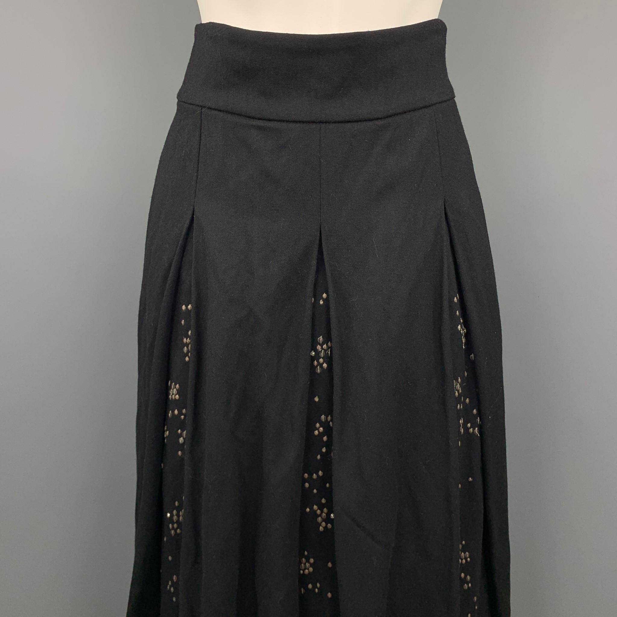 La gonna di DRIES VAN NOTEN è in lana nera con dettagli in paillettes, stile plissettato, strass e chiusura laterale con zip. Prodotto in Belgio.

Buone condizioni d'uso.
Marcato: 36

Misure:

Vita: 26 pollici. 
Anca: 38 pollici. 
Lunghezza: 31
