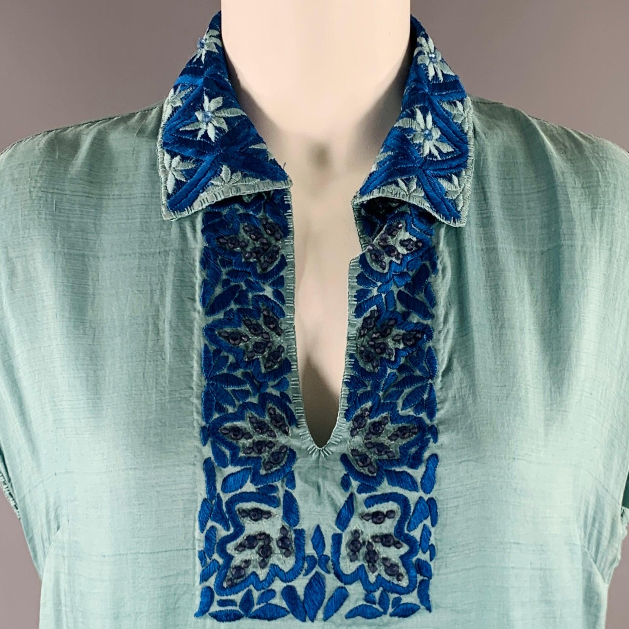 Top casual di Dries van Noten
in tessuto di seta blu e azzurro, senza maniche, con ricamo floreale e dettagli in perline e scollo a V. Made in Belgium.Buone condizioni d'uso. Moderati segni di usura, alcune perline mancanti. Così com'è.