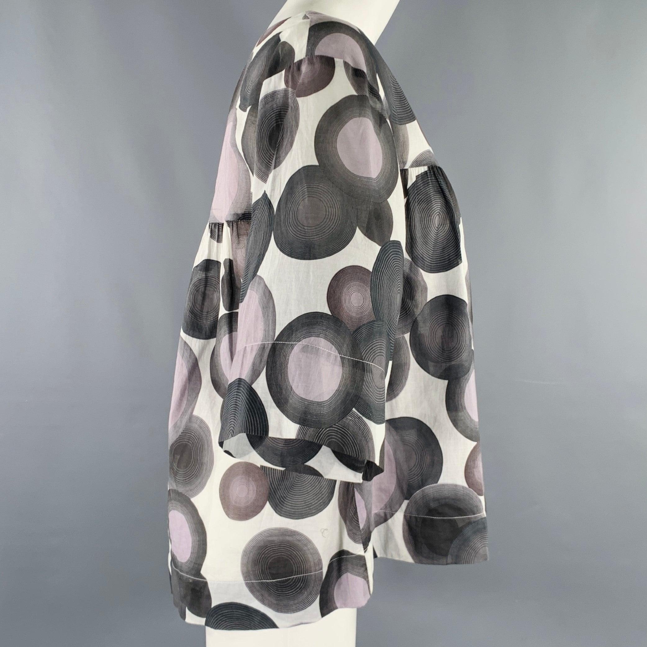 DRIES VAN NOTEN casual top
in a grey and white cotton woven fabric featuring a circles print, ruched design, boat neck, and 3/4 sleeves.Very Good Pre-Owned Condition. Moderate marks. 

Marked:   36 

Measurements: 
 
Shoulder: 17 inches Bust: 42
