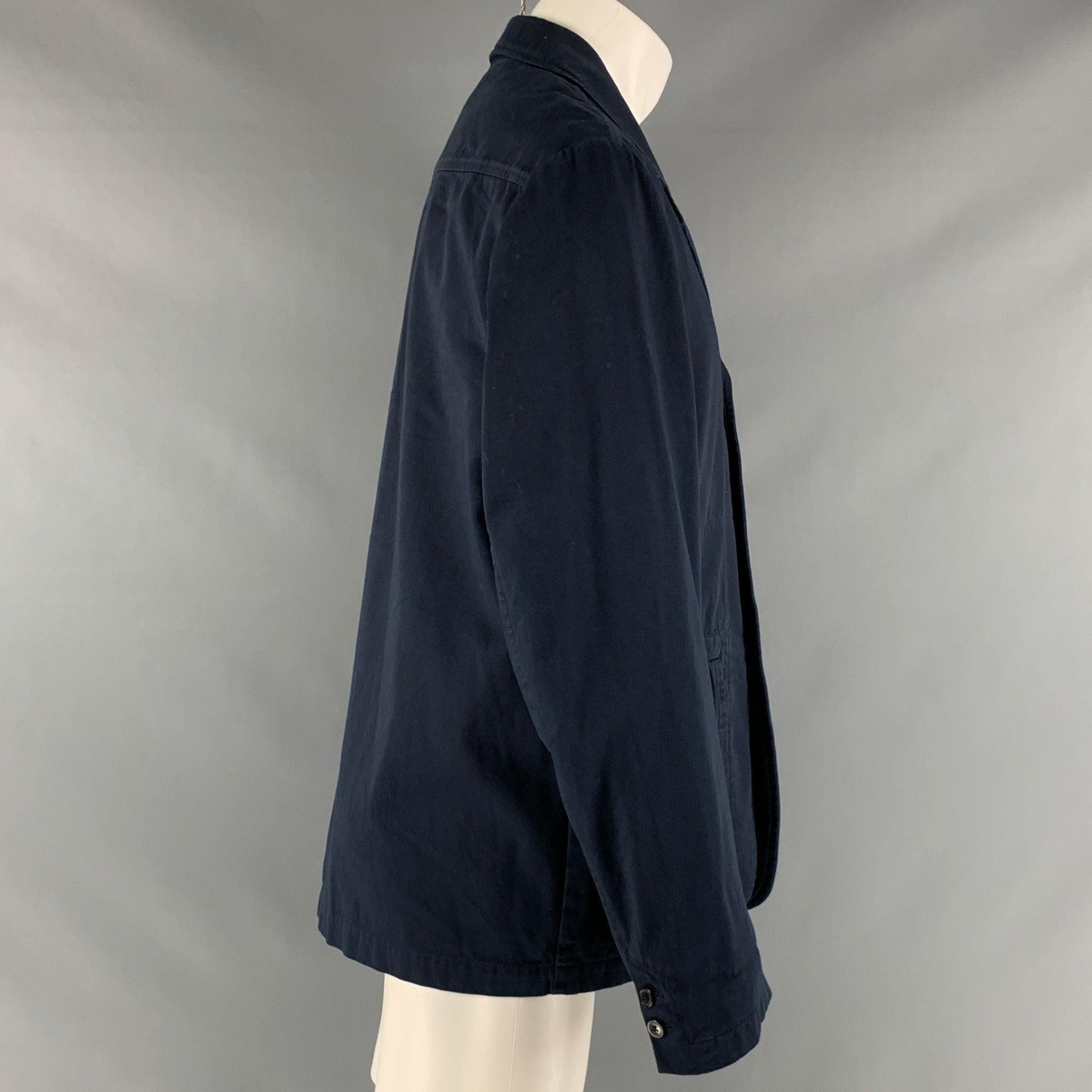 Le manteau sport DRIES VAN NOTEN est réalisé en sergé de coton bleu marine et présente une coupe boutonnée, des poches à rabat et un revers à cran. Très bon état d'origine. Signes mineurs d'usure. 

Marqué :   50 

Mesures : 
 
Épaule : 19 pouces