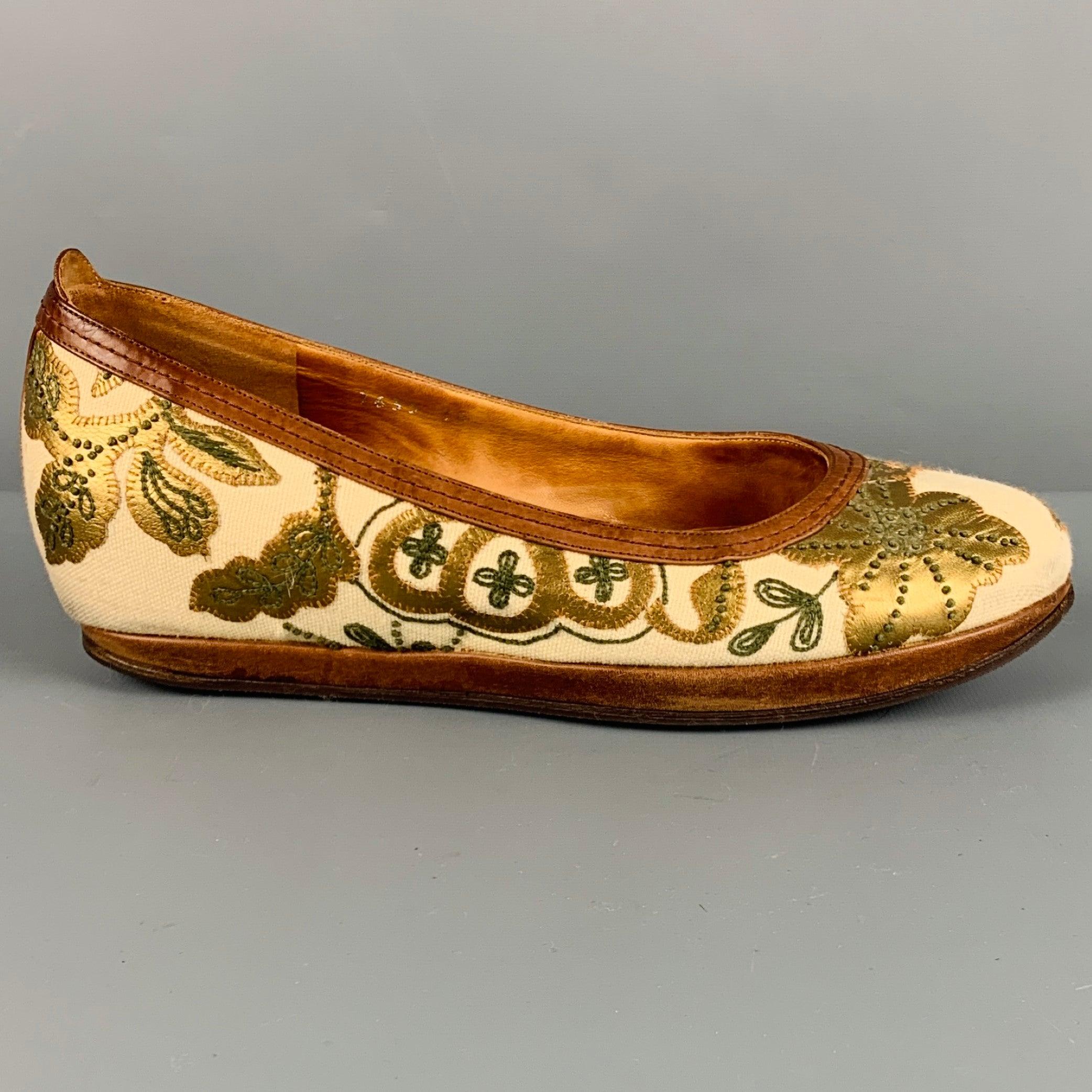 Chaussures DRIES VAN NOTEN
en toile crème, avec un motif de feuilles d'automne brodées en ton or, une bordure en cuir fauve et un talon caché. Fabriqué en Italie. Très bon état. Signes d'usure modérés. 

Marqué :   7635 38Semelle d'usure : 9.75 x 3