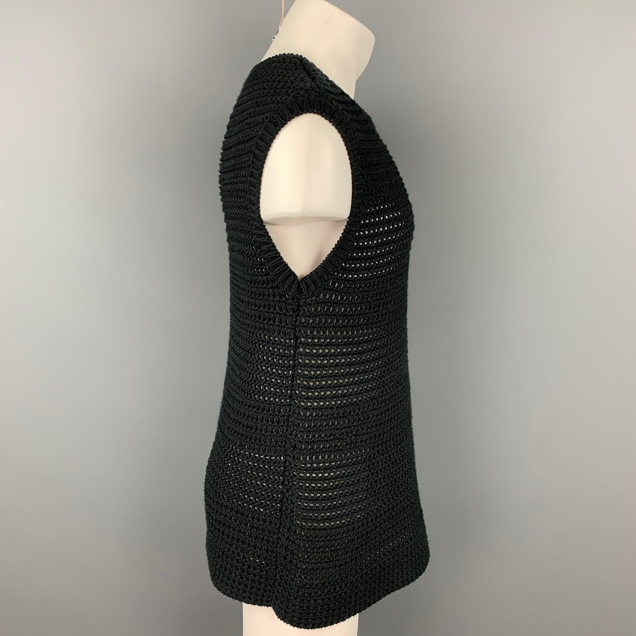 DRIES VAN NOTEN vest comes in a black knitted cotton featuring a crew-neck.

Very Good Pre-Owned Condition.
Marked: S

Measurements:

Shoulder: 19 in.
Chest: 38 in.
Length: 29.5 in. 