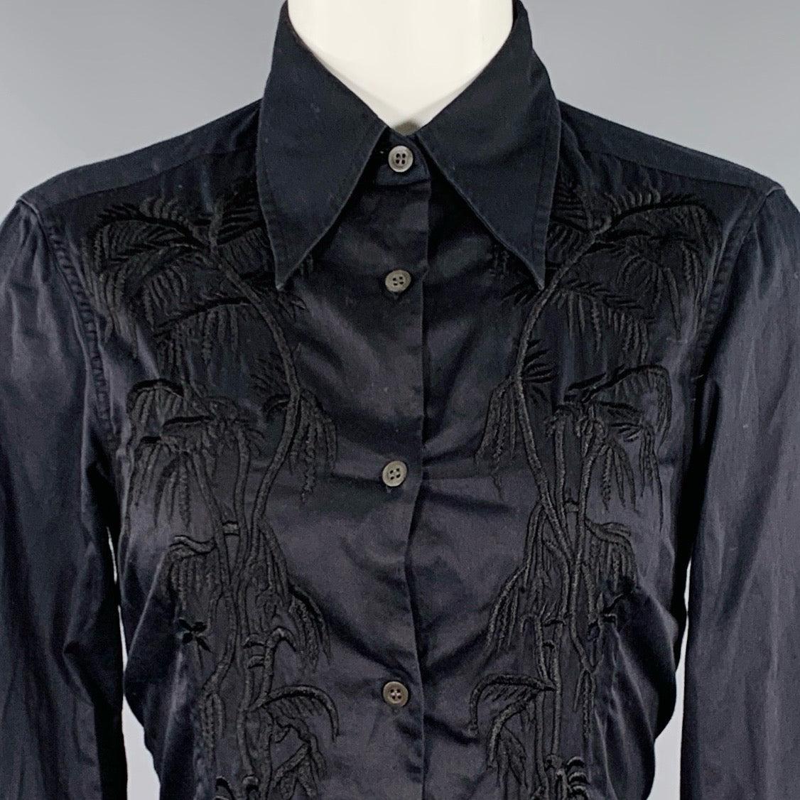 Camicia Dries van Noten
in un
tessuto di cotone nero con un disegno di foglie ricamate sul davanti, colletto aperto e chiusura con bottoni. Nota: questo capo è stato modificato professionalmente. Si prega di controllare due volte le