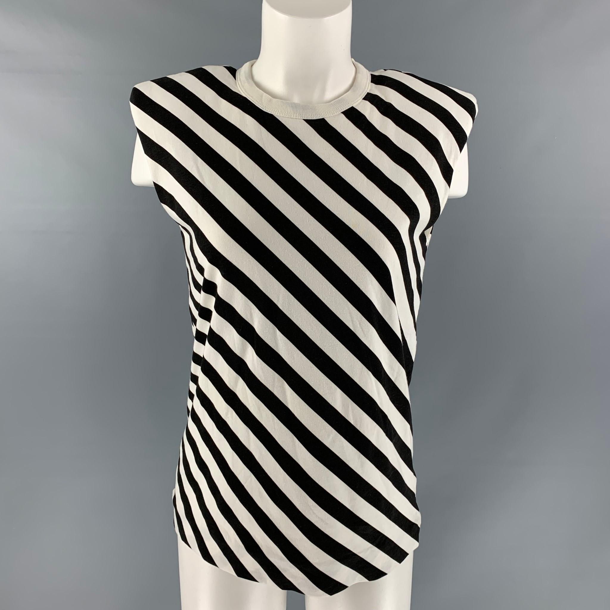 Il top casual di Dries van Noten è in jersey di cotone a righe bianche e nere con spalline e girocollo. 

Eccellente condizione di usato.
Marcato: XS

Misure:

Spalla: 16 pollici. 
Busto: 36 cm. 
Lunghezza: 24 pollici.  

 

SKU: 113997
Categoria: