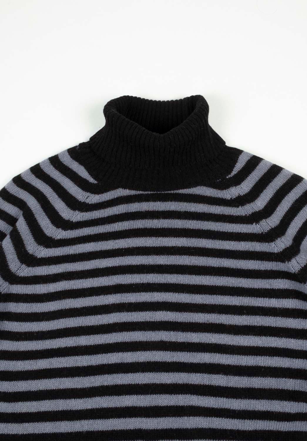100% genuine Dries Van Noten Turtleneck Men Sweater, S579
Color: Black/Light Blue
(An actual color may a bit vary due to individual computer screen interpretation)
Material: 100% wool
Tag size: XL
This sweater is great quality item. Rate 9 of 10,