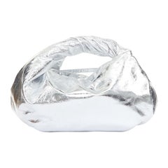 DRIES VAN NOTEN Sac à main en cuir texturé Twist argenté métallisé