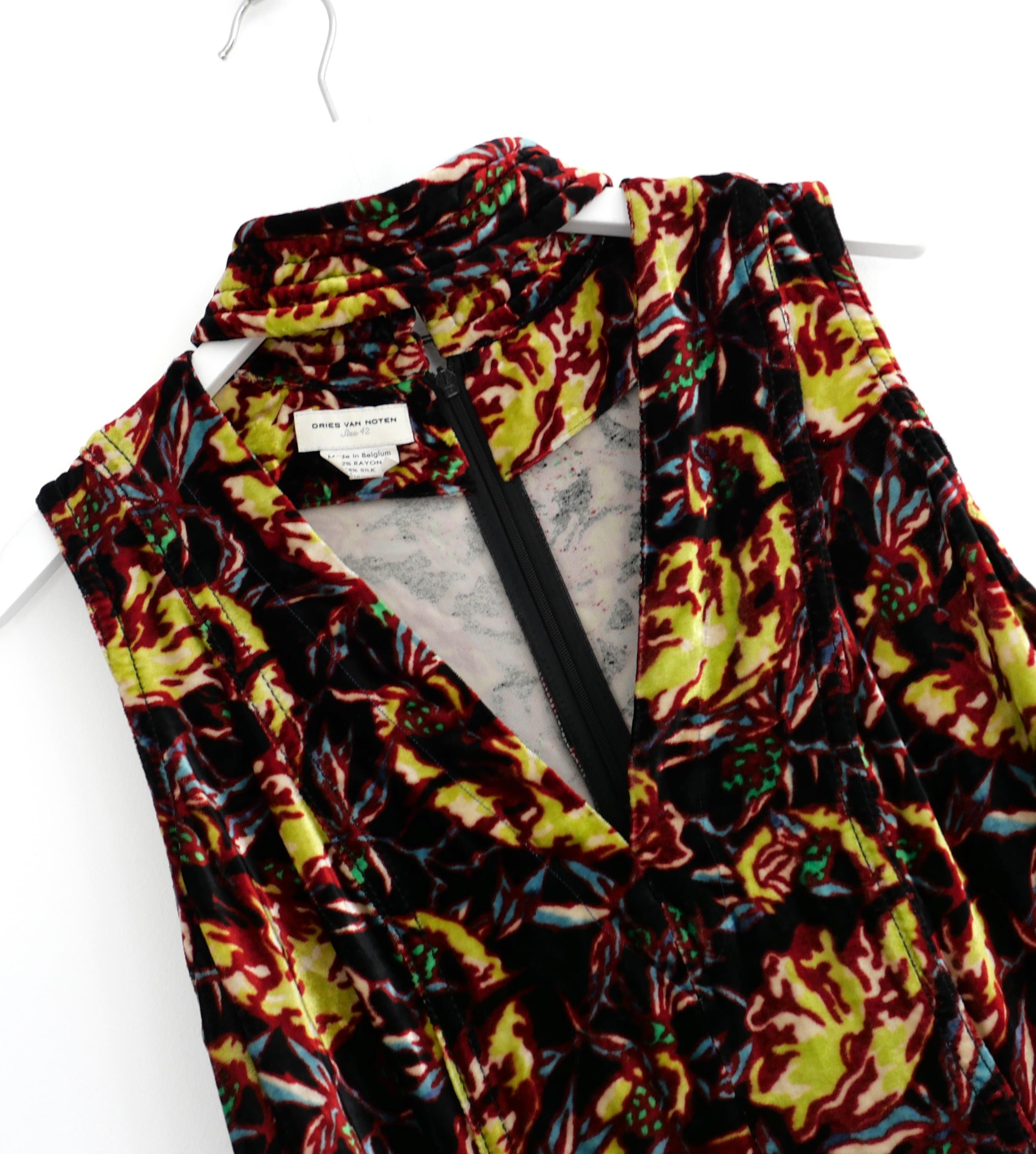 Abito vintage di Dries Van Noten della collezione Autunno 2001, assolutamente superbo e da collezione. Realizzato in morbidissimo rayon floreale nero e velluto di seta, ha un taglio semi-sartoriale molto lusinghiero con scollatura a girocollo e