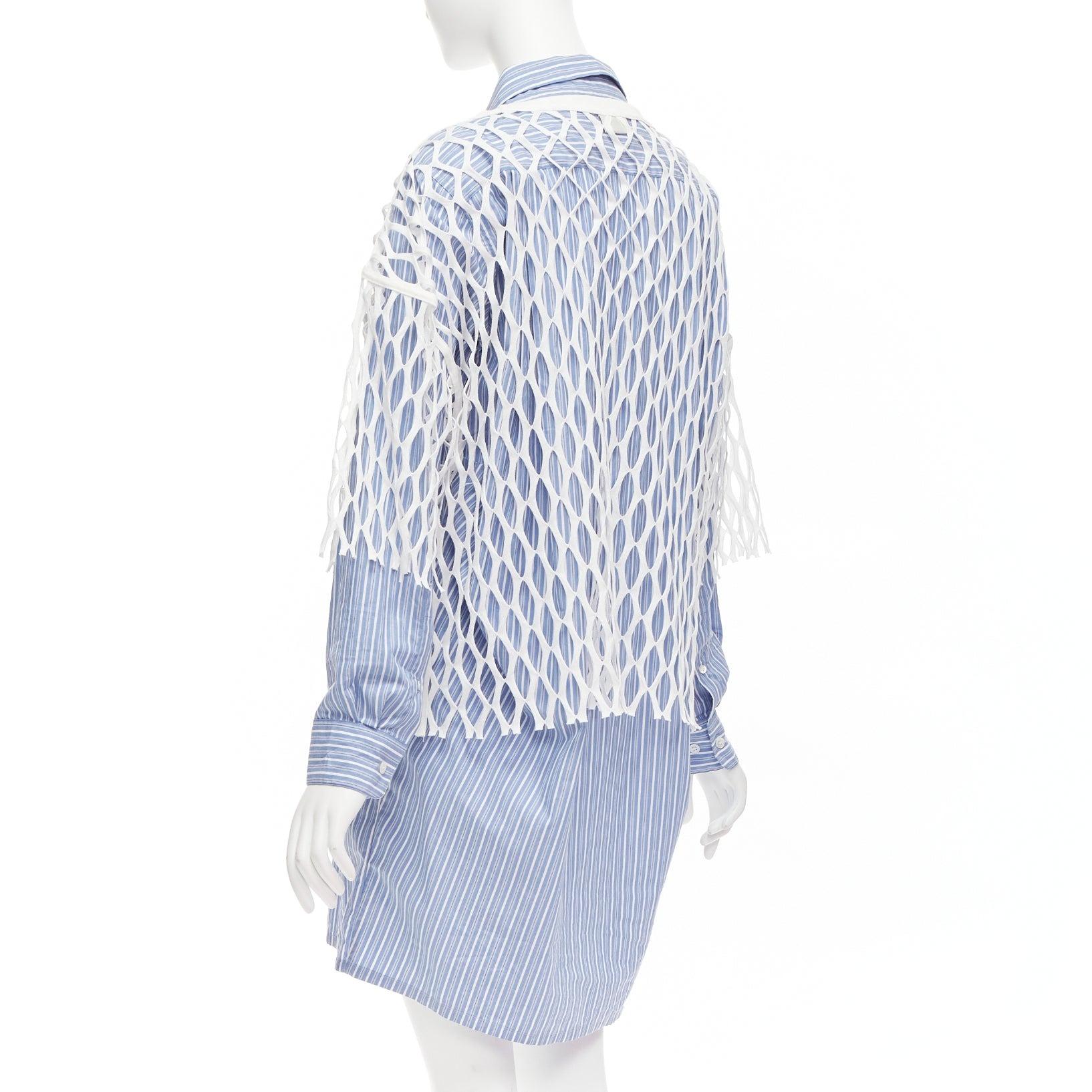 DRIES VAN NOTEN Hemdkleid aus weißer und blauer Baumwolle mit Fischnetzmuster FR34 XS im Angebot 1