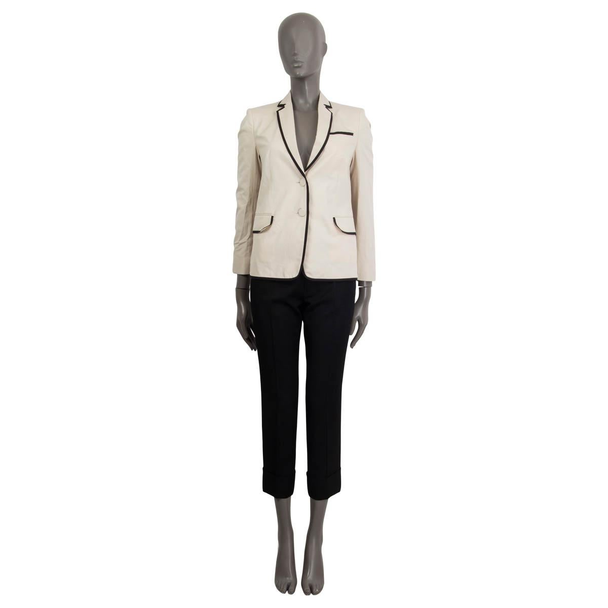 100% authentic Dries Van Noten blazer in black and off-white cotton (100%). Comes with a notch collar and soulder pads. Has buttoned cuffs and two flap pockets. Opens with two buttons on the front. Lined in off-white viscose (100%). Has been worn