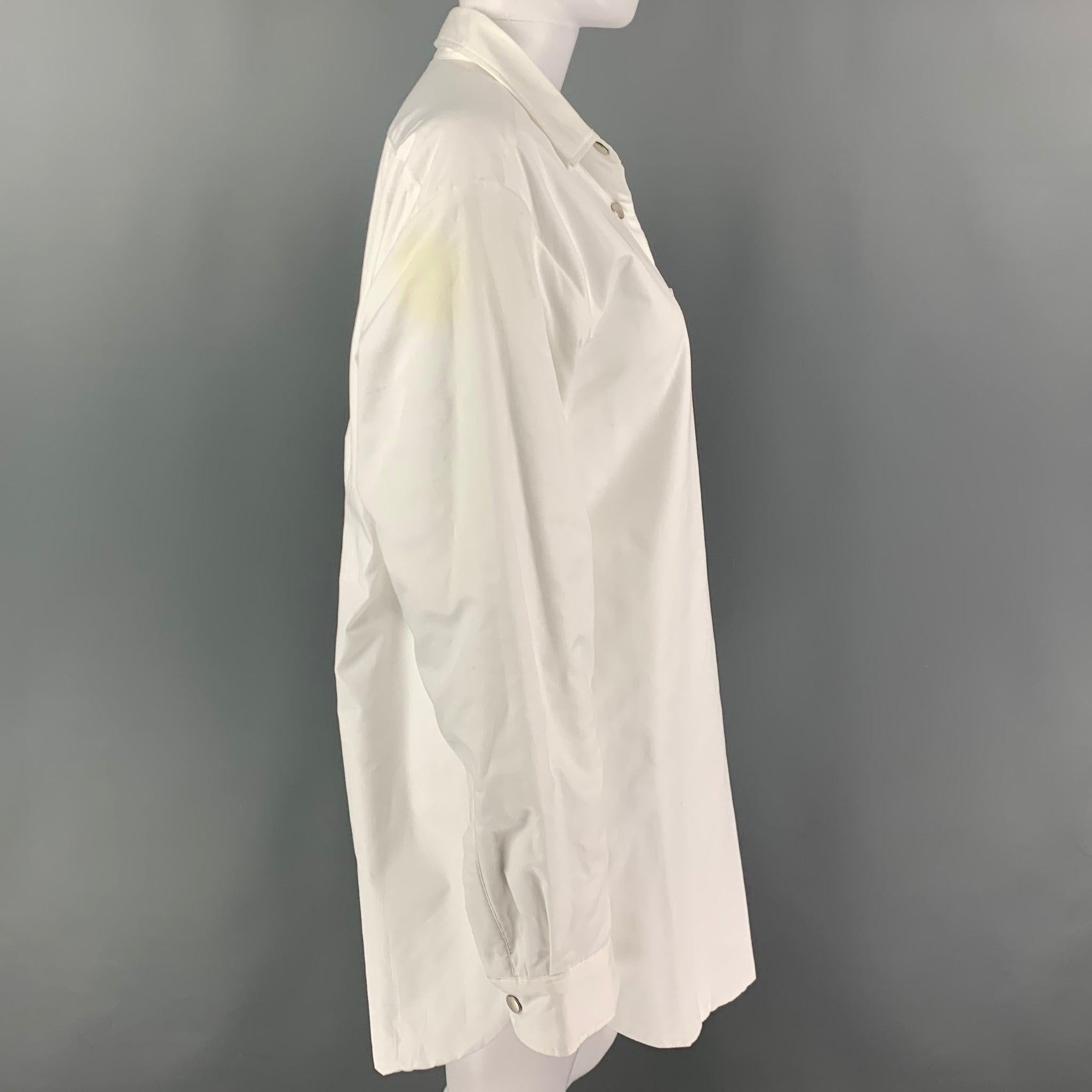 DRIES VAN NOTEN x LEN LYE jacket shirt comes in a white padded cotton featuring a oversized fit, pointed collar, patch pocket, and a snap button closure.
Good
Pre-Owned Condition.
Minor discoloration at sleeve. As-is.  

Marked:   M 

Measurements: