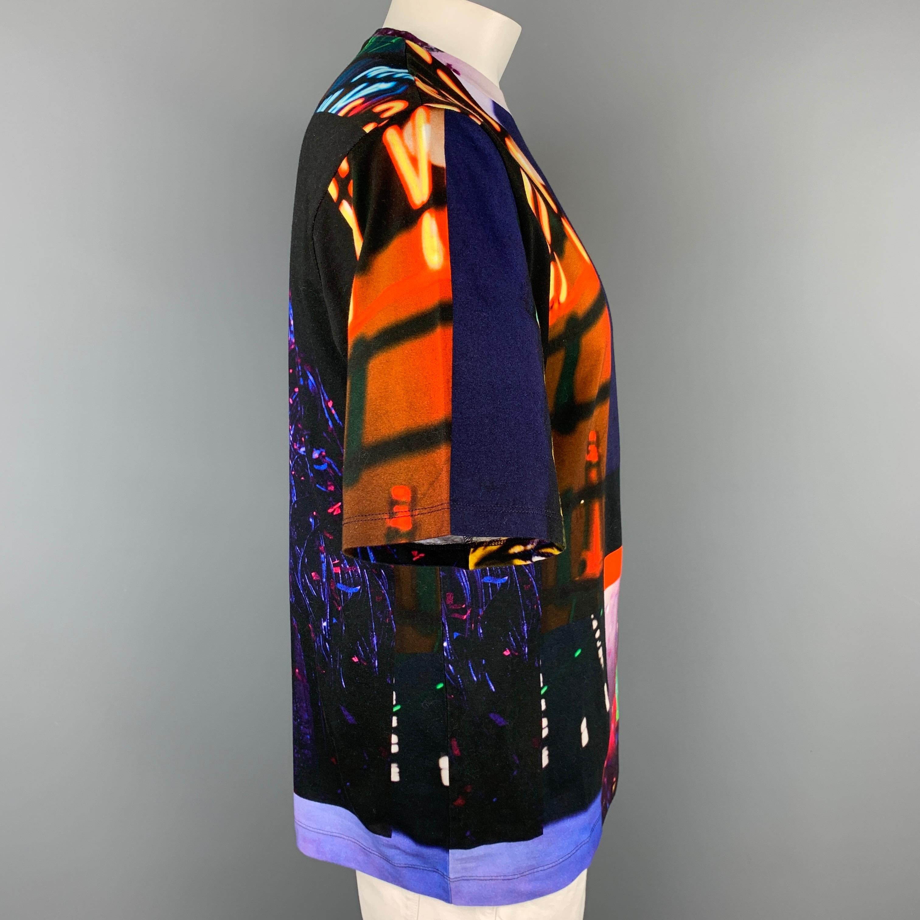 La camiseta DRIES VAN NOTEN x MIKA NINAGAWA S/S 20 se presenta en un estampado artístico multicolor de algodón YOSHIROTTEN con cuello redondo.

Excelente estado de conservación.
Marcado: M

Medidas:

Hombro: 19 pulgadas.
Pecho: 44 pulg.
Manga: 12