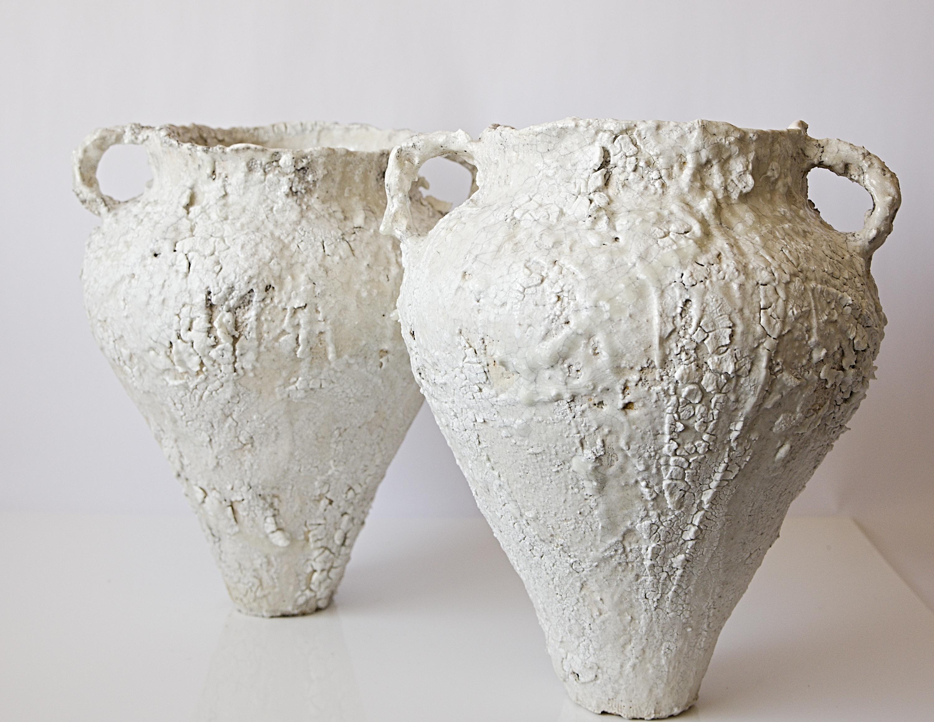 Sembra che sia stata recuperata dal fondo del Mar Mediterraneo. È alta 17 pollici ed è stata creata scolpendo a mano e poi con cotture multiple per creare una texture unica nel suo genere.
Completamente vetrato all'interno e all'esterno.
 
Questo