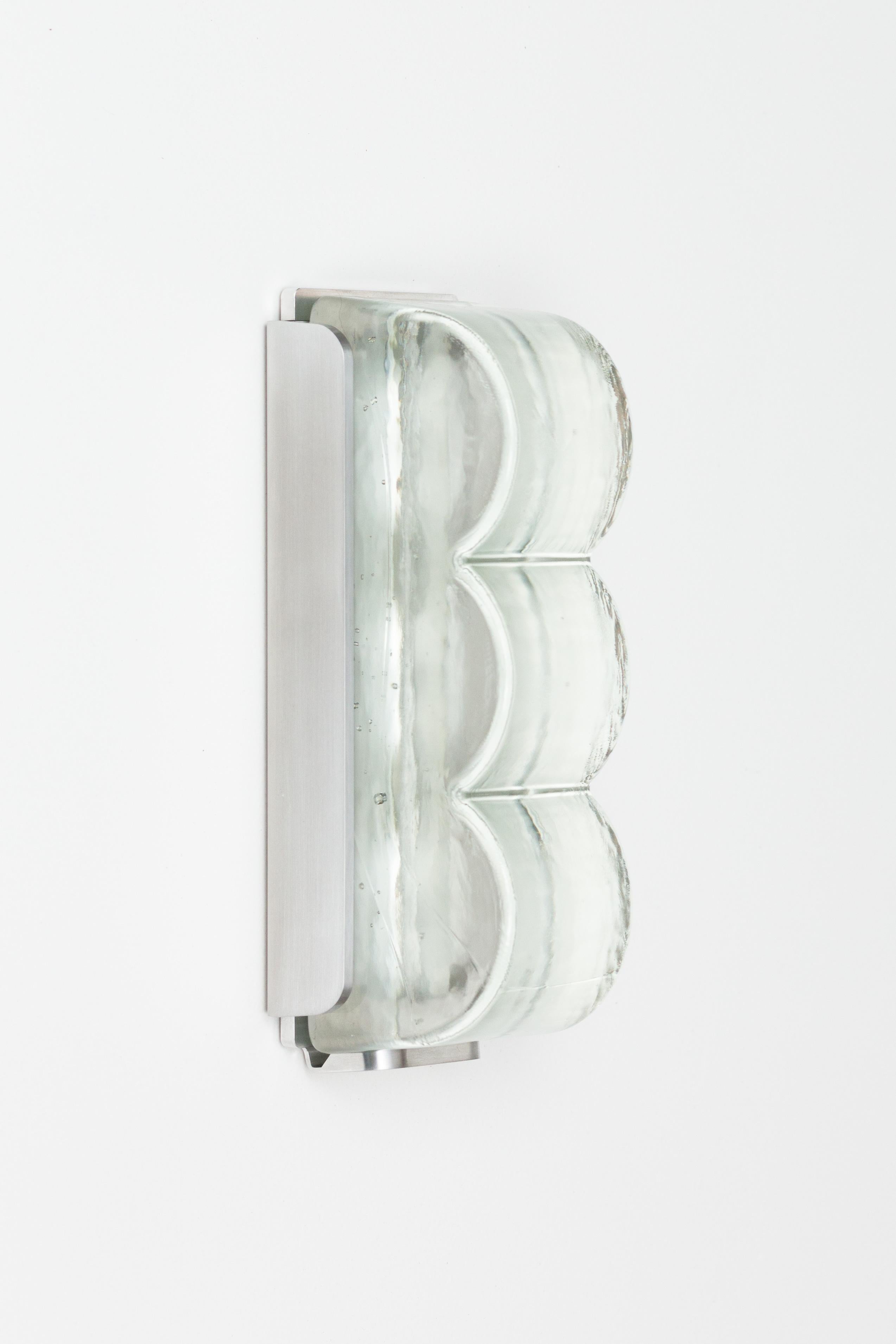 Americano Drift Bump Small Sculptural Sconce da parete in vetro fuso contemporaneo in vendita