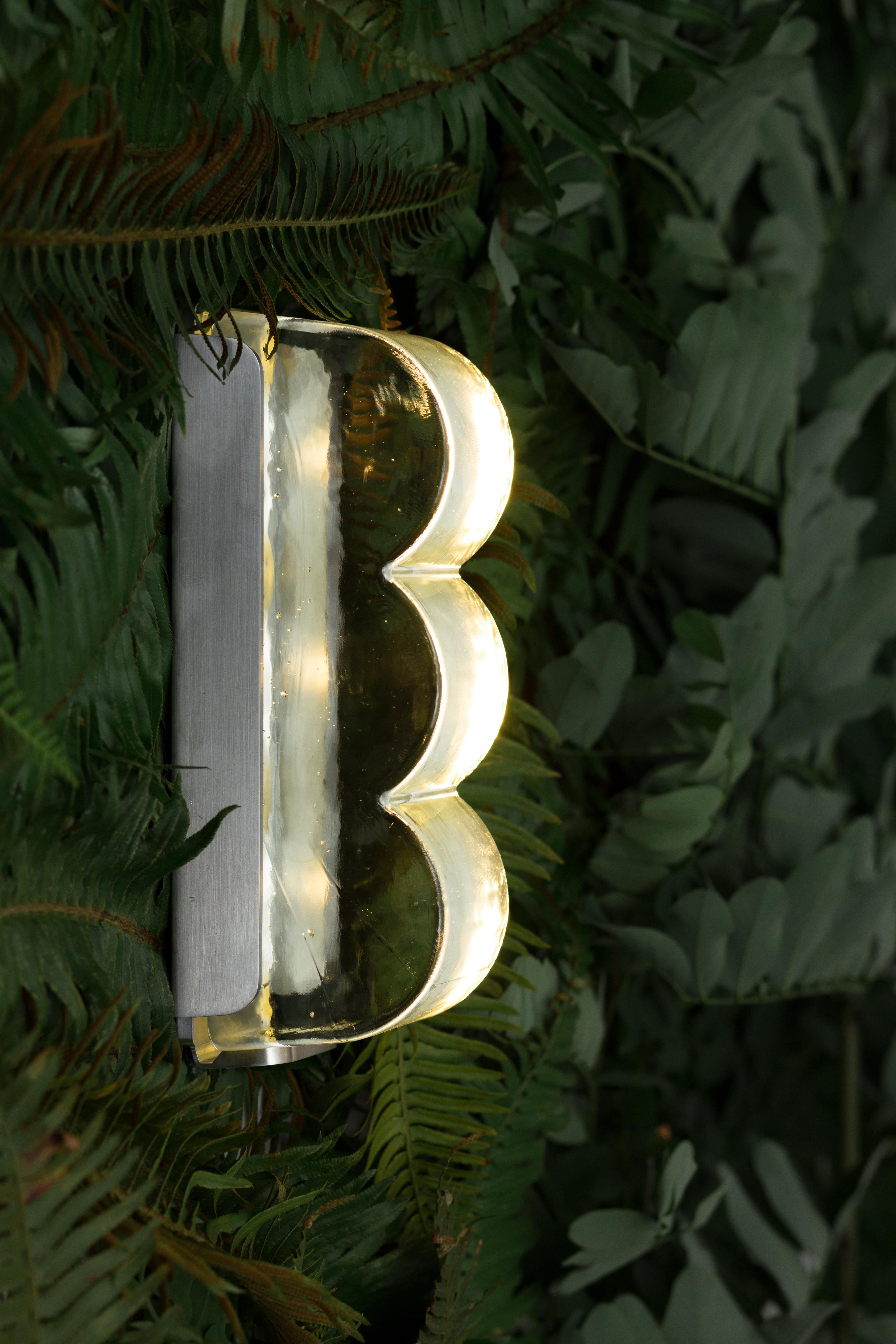 Moderno Drift Bump Small Sculptural Sconce da parete in vetro fuso contemporaneo in vendita