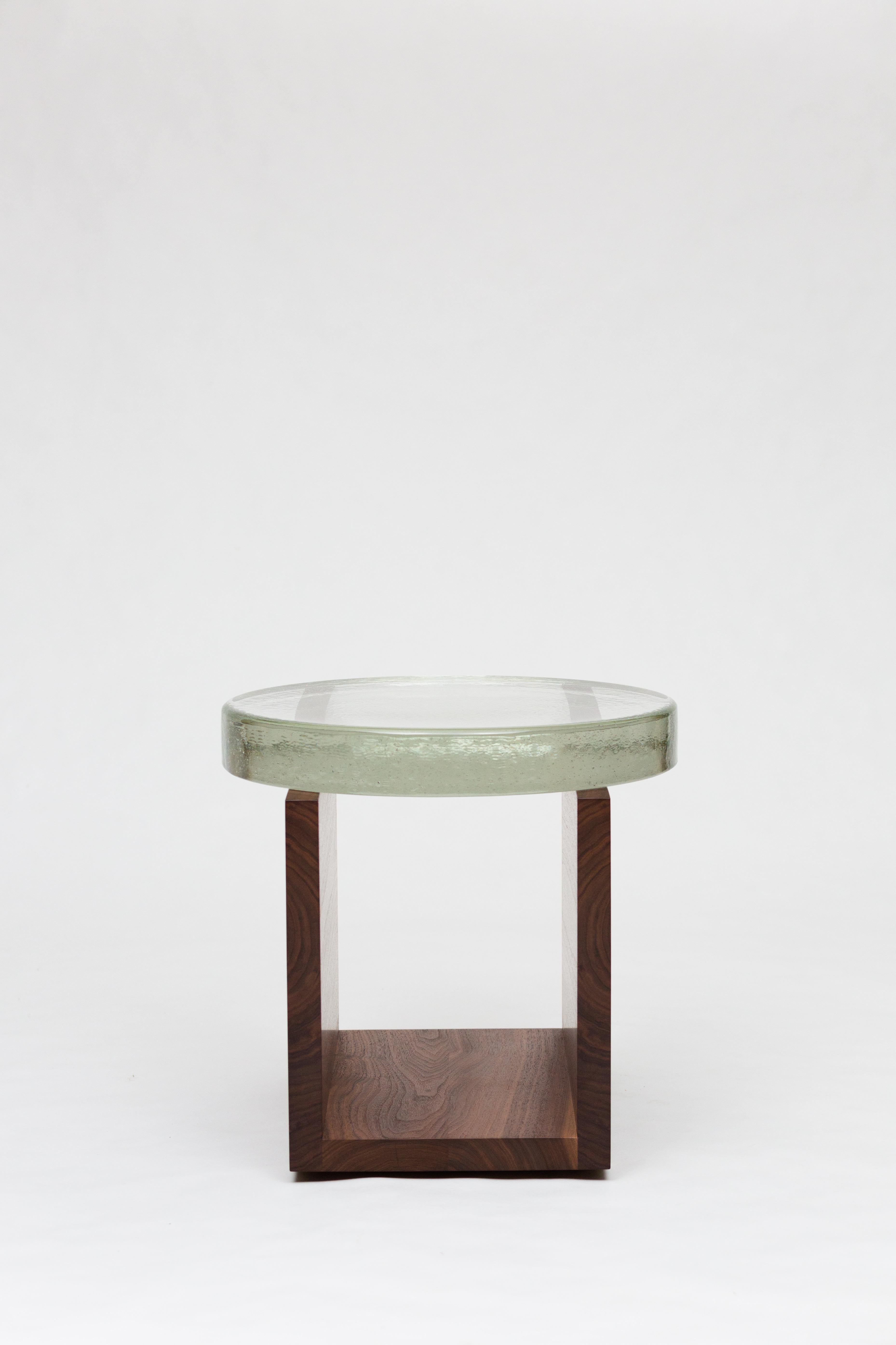 Américain Table basse d'appoint contemporaine sculpturale en bois massif et en noyer avec verre moulé flotté en vente