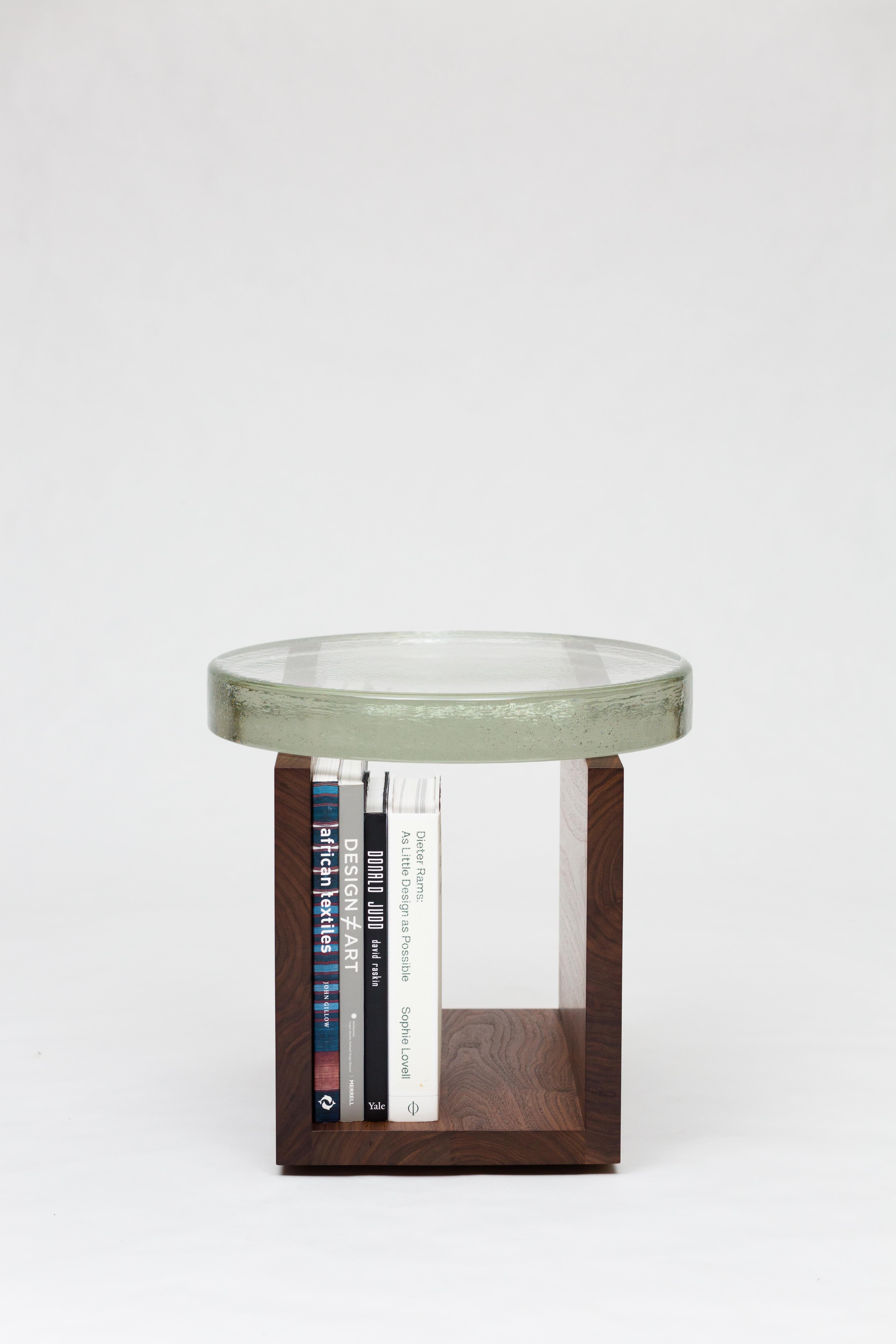 XXIe siècle et contemporain Table basse d'appoint contemporaine sculpturale en bois massif et en noyer avec verre moulé flotté en vente