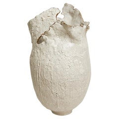 Drift  Knistern  Offene große Vase aus weißer Skulptur mit goldenem Lüsterrand