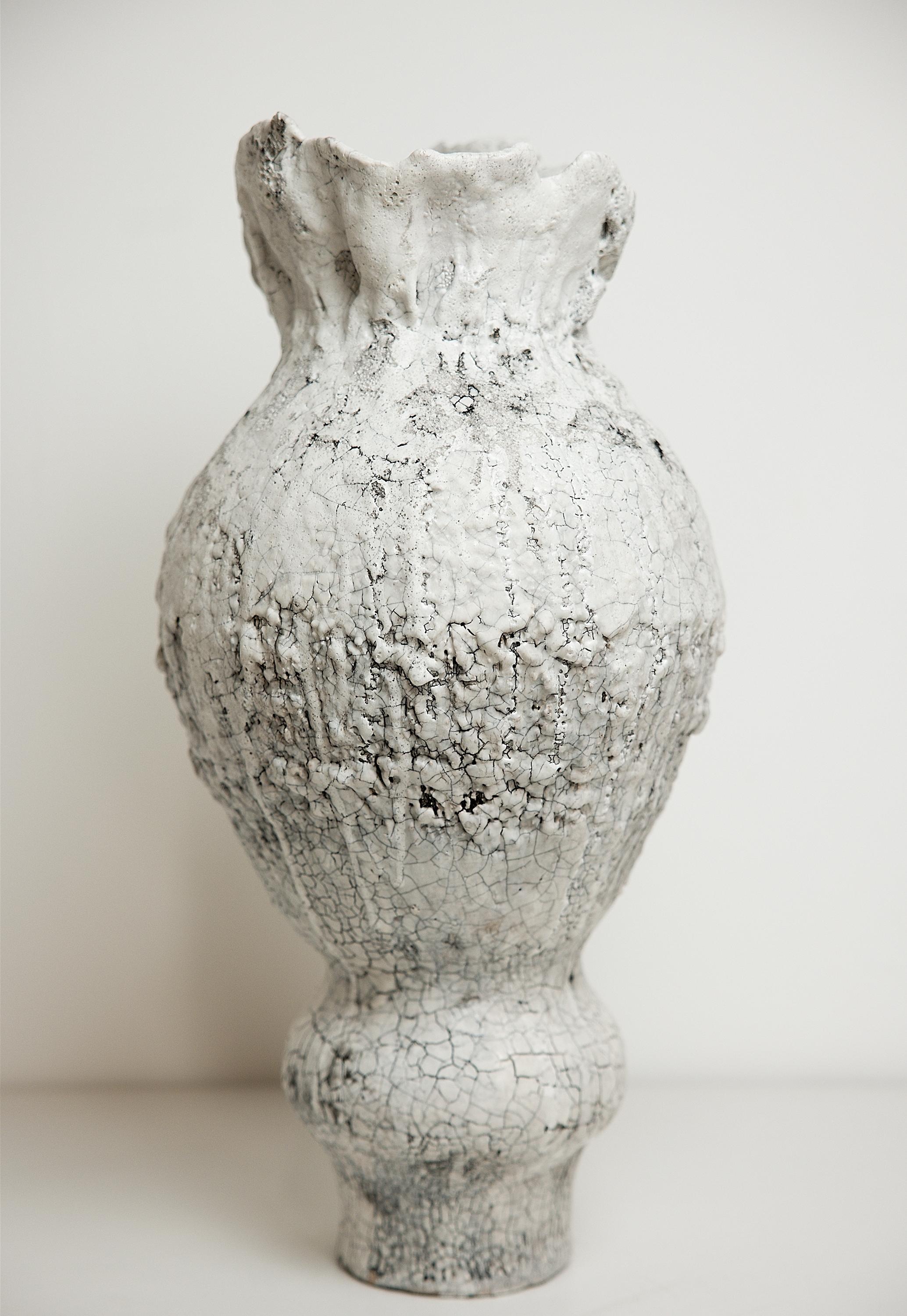 Drift  Knistern  Weiße skulpturale Vase in Weiß im Angebot 2