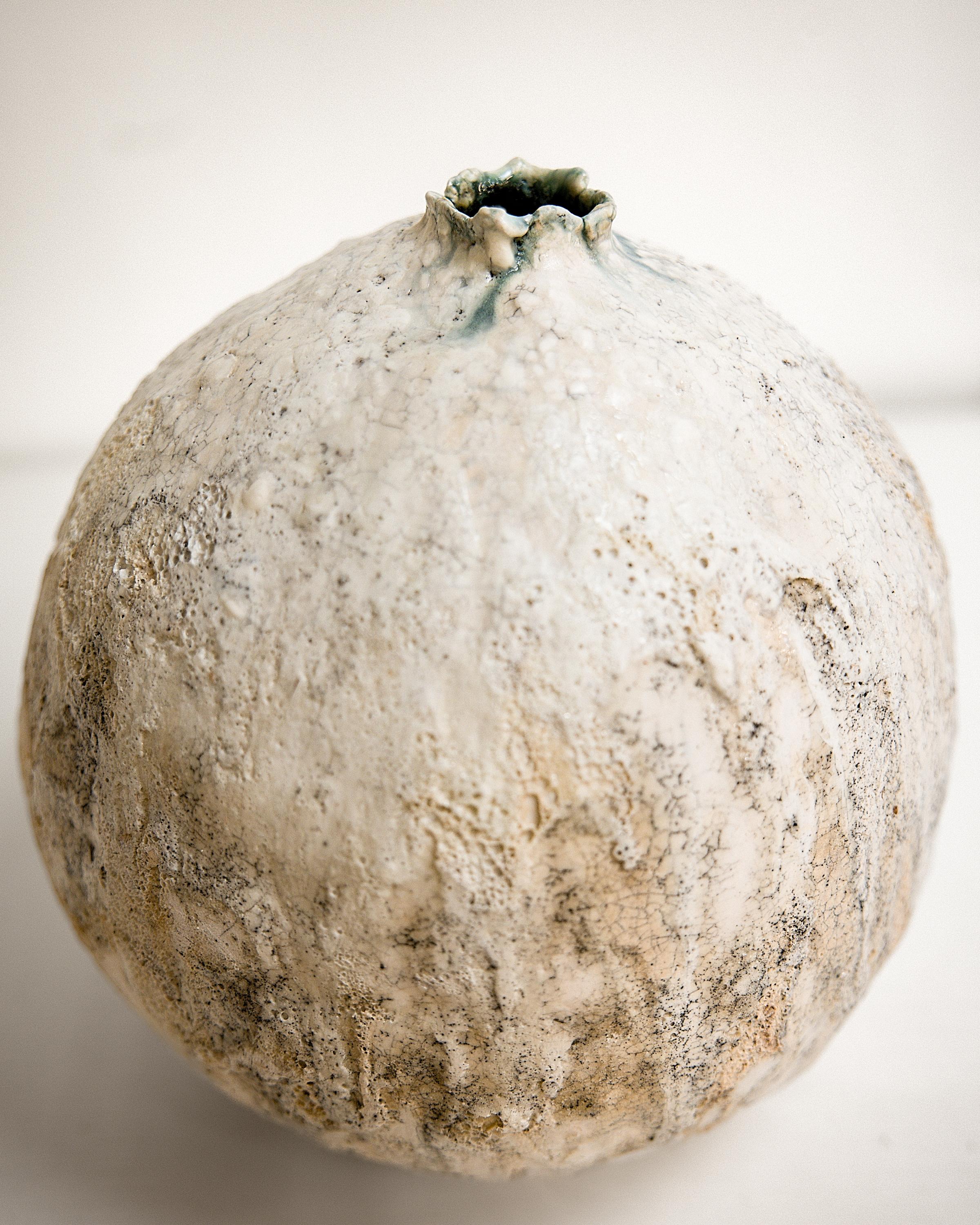 Organique Vase de lune crème Drift fait à la main III en vente