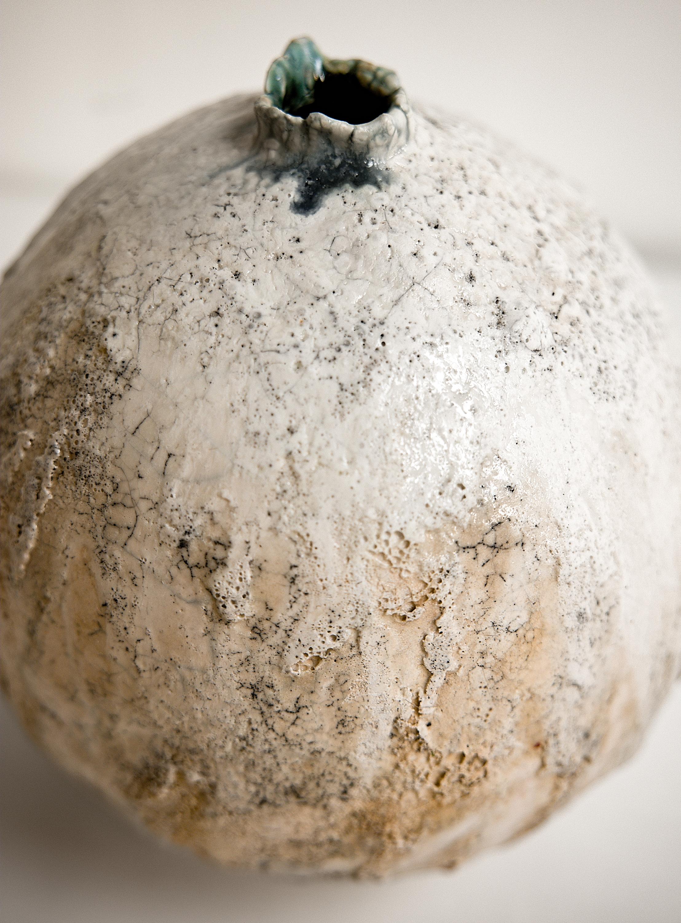 Vernissé Vase de lune crème Drift fait à la main III en vente