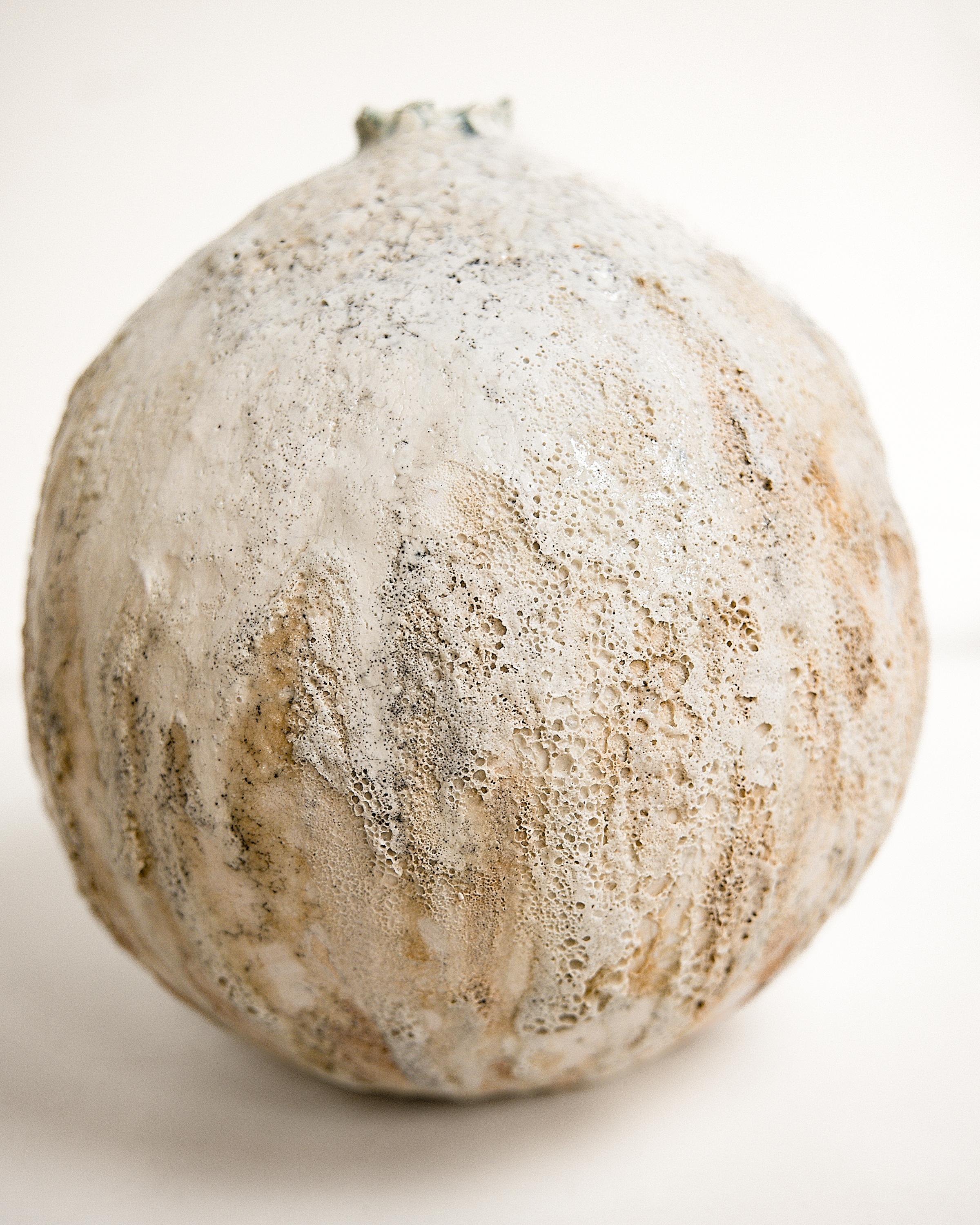 Céramique Vase de lune crème Drift fait à la main III en vente
