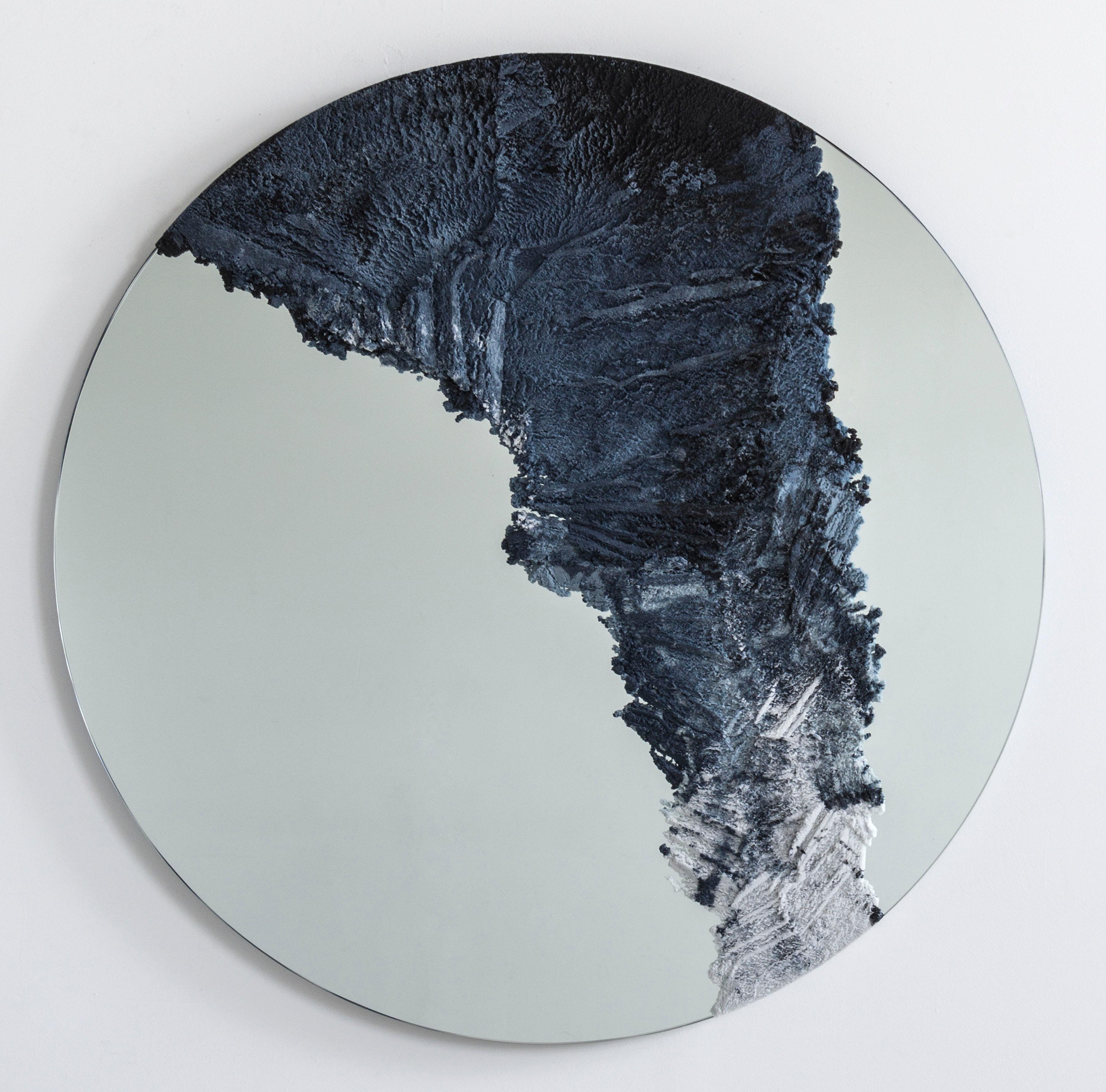 Through a layering of hand-dyed sand, the mirror consists of gradient tones and textures suggesting Patagonian glaciers breaking over water. The granules are stratified with nuance and delicacy, coming together in a piece that is both useful and