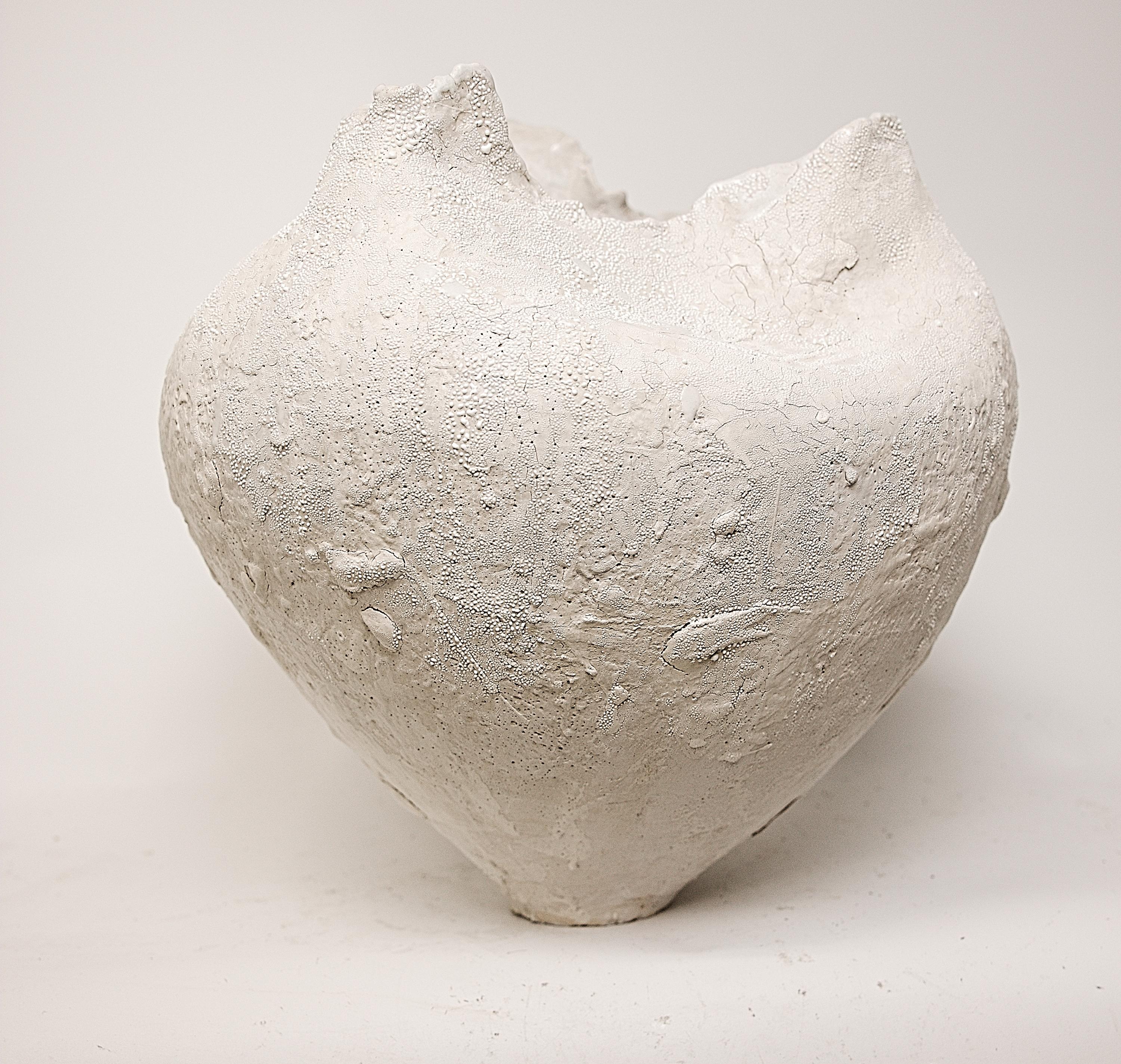un mélange de tradition et de modernité organique
Le grand récipient est une véritable pièce maîtresse de la déclaration, unique en son genre. 
 vase unique façonné à la main avec des bords sculptés 
 
 plein de niveaux de textures blanc et crème 
